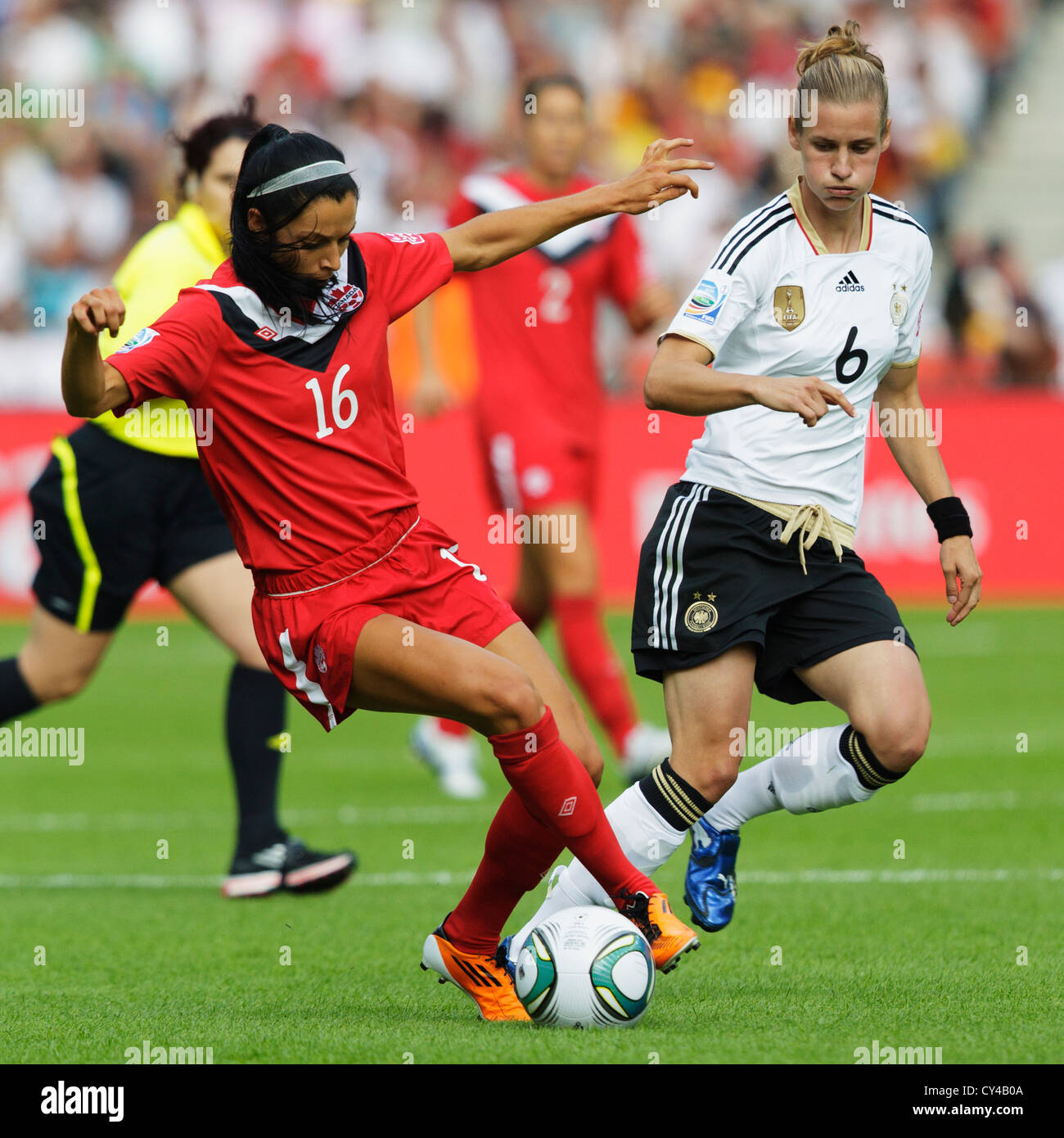 Jonelle Filigno von Kanada (L) steuert den Ball gegen Simone Laudehr von Deutschland (R) während das Eröffnungsspiel der WM. Stockfoto