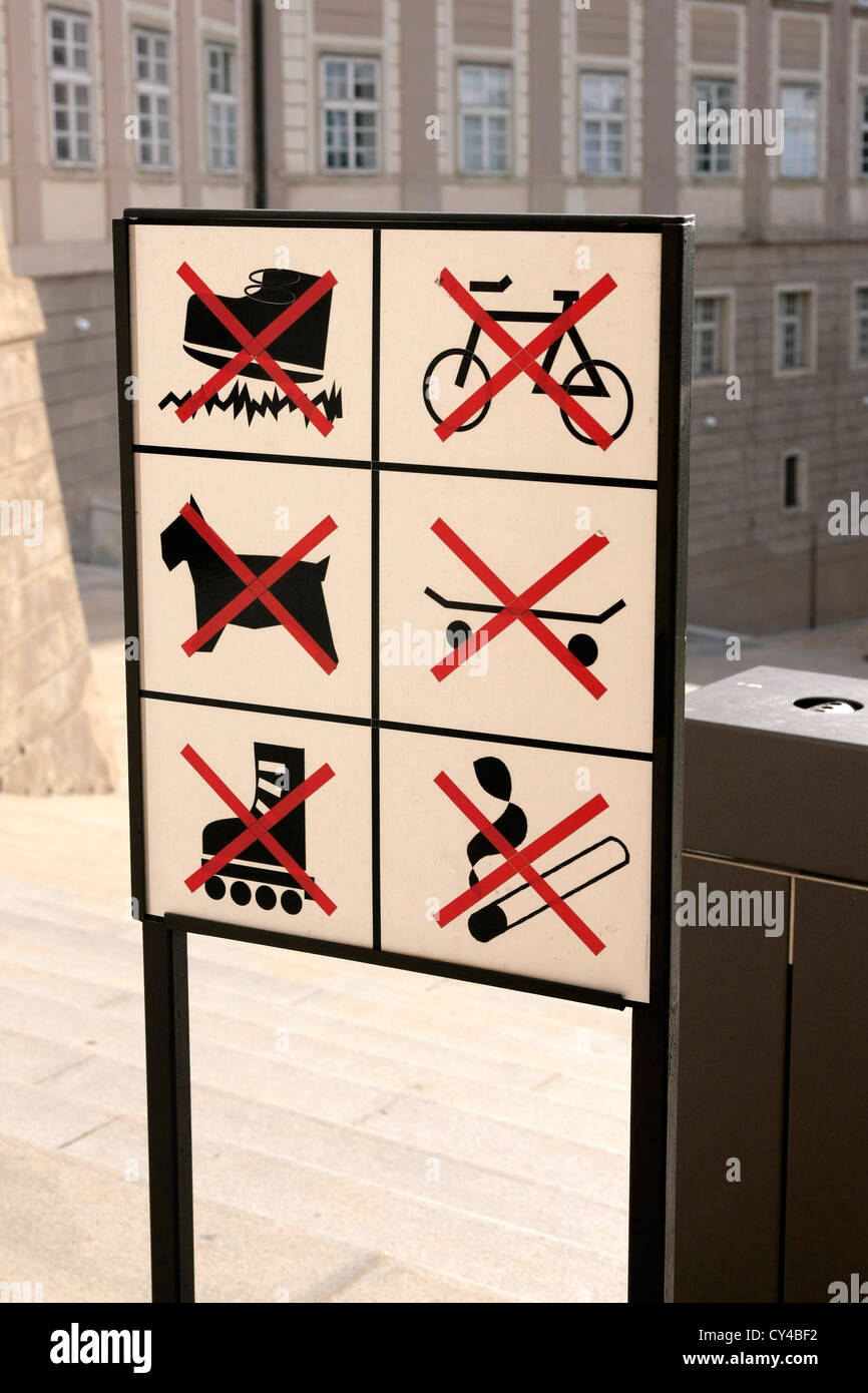 Visuelle Schild mit der Aufschrift No Skaten, Radfahren, Hunde, Skateboarding, Rollerskating oder Rauchen Stockfoto