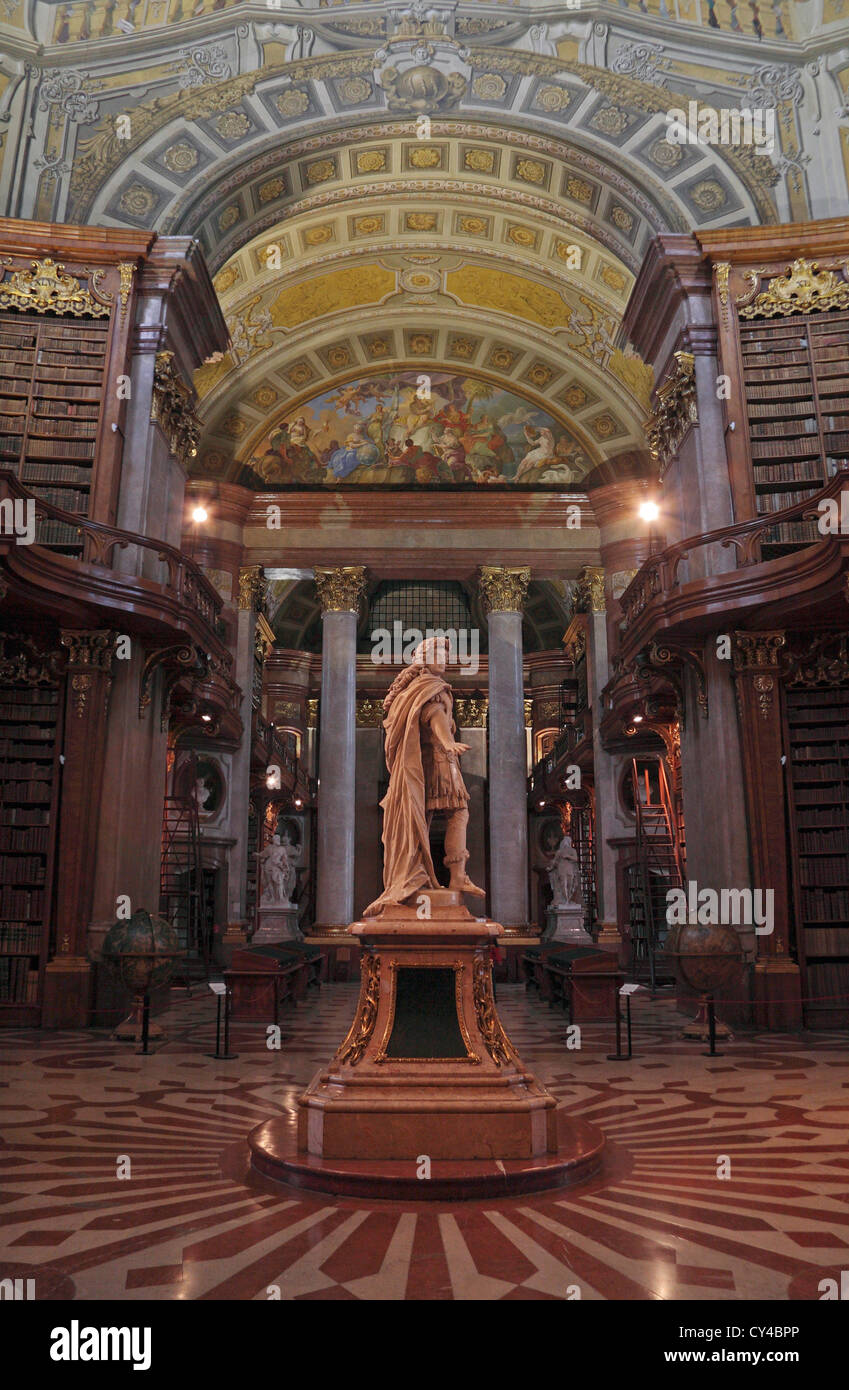 Kaiser Karl VI Statue innerhalb der Prunksaal Nationalbibliothek (ÖNB), Hofburg Palast, Wien, Österreich. Stockfoto