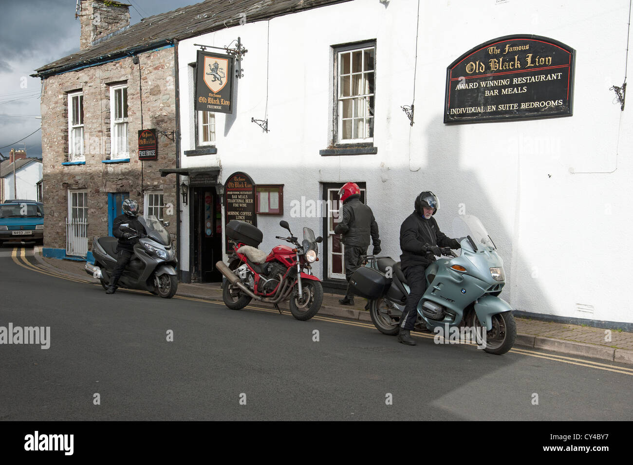 Motorradfahrer vor der berühmten alten Black Lion Pub bei Hay on Wye Powys Wales UK Stockfoto