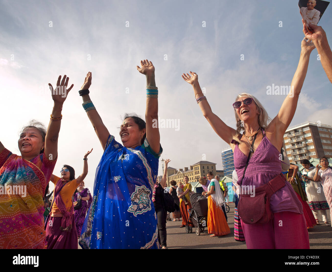 Mitglieder der Hare Krishna Bewegung erfassen, um zu singen und tanzen an der Küste von Brighton. Stockfoto