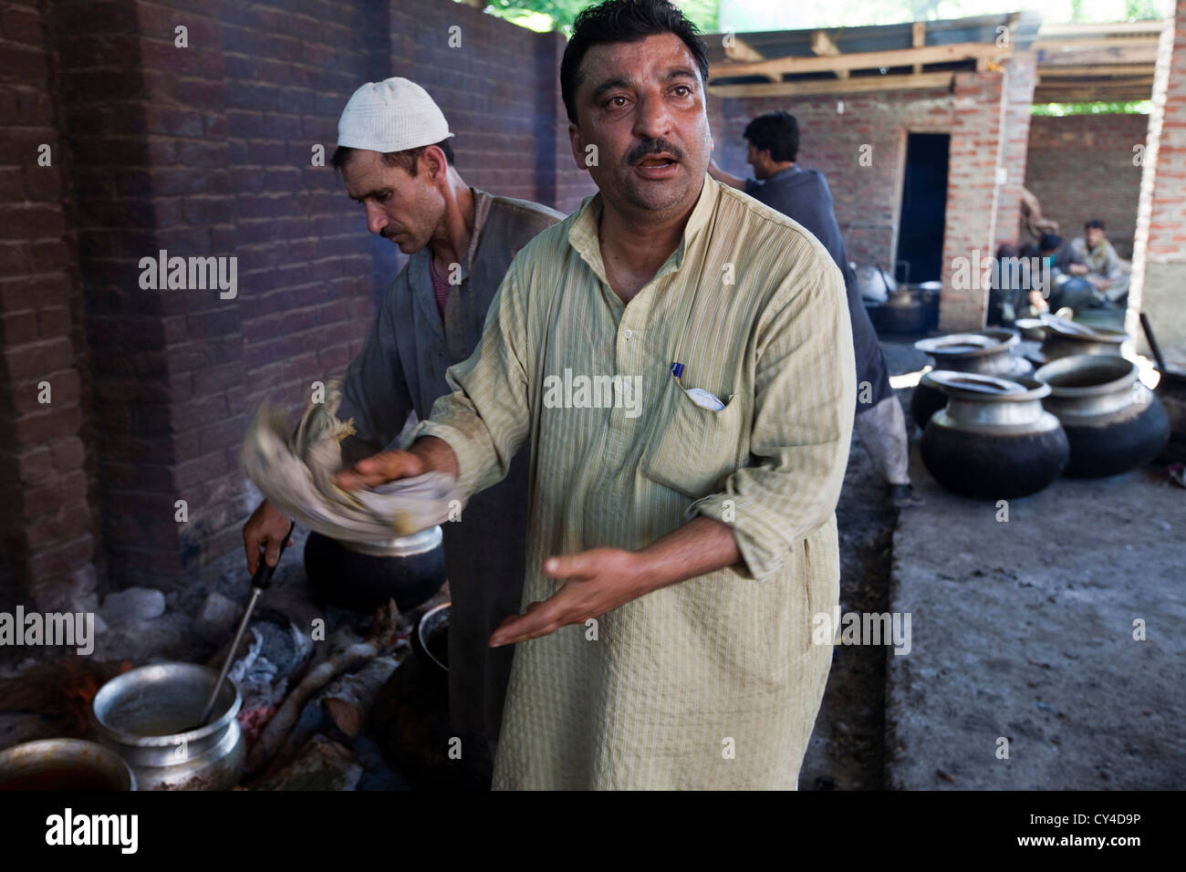 Khan Mohammed Sharief Waza, einem traditionellen Kashmiri Koch kocht Wazwan an ein fest von Kaschmir, Srinagar, Kaschmir, Indien Stockfoto