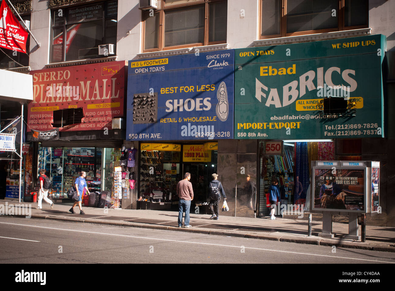 Geschäfte entlang der Ostseite der Eighth Avenue im Garment Center in New York Stockfoto