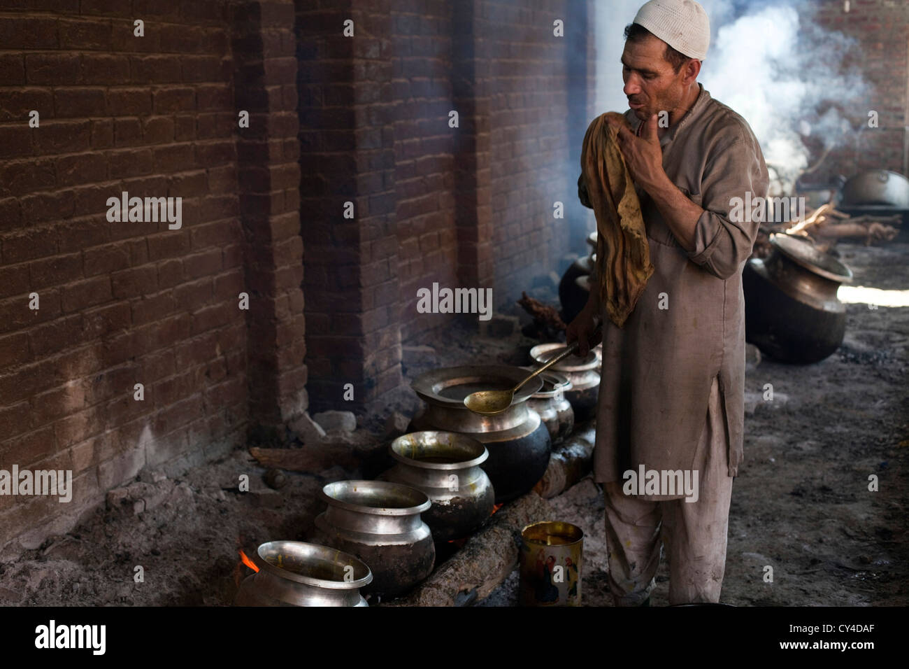 Wazas, traditionellen Kashmiri Köche bereiten eine Wazwan ein Kashmiri fest. Srinagar, Kaschmir, Indien Stockfoto