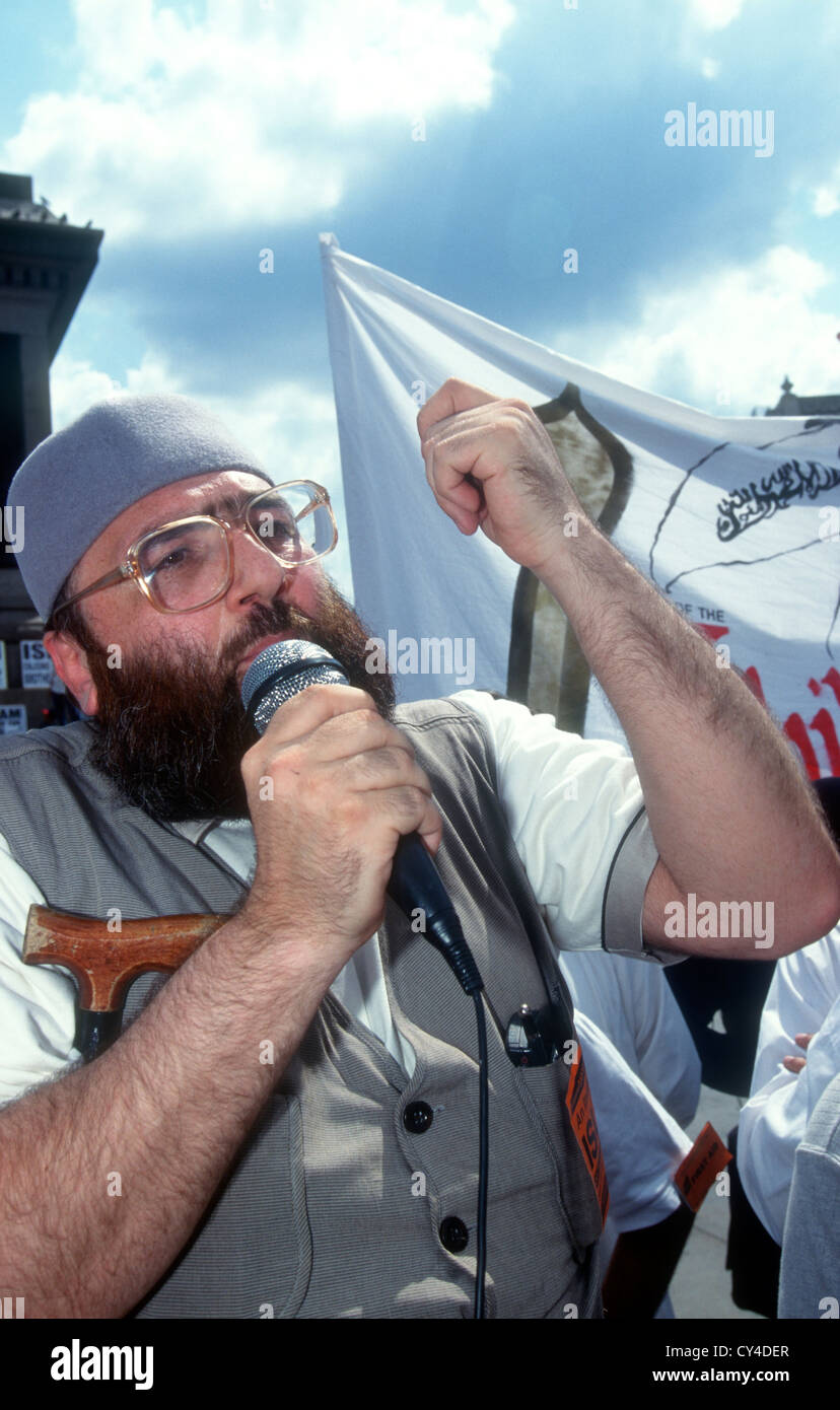 Scheich Omar Bakri Muhammad (alias Tottenham Ayatollah) von „Al-Muhajiroun“ bei der Kundgebung für den Islam, Trafalgar Square, London, Vereinigtes Königreich. Stockfoto