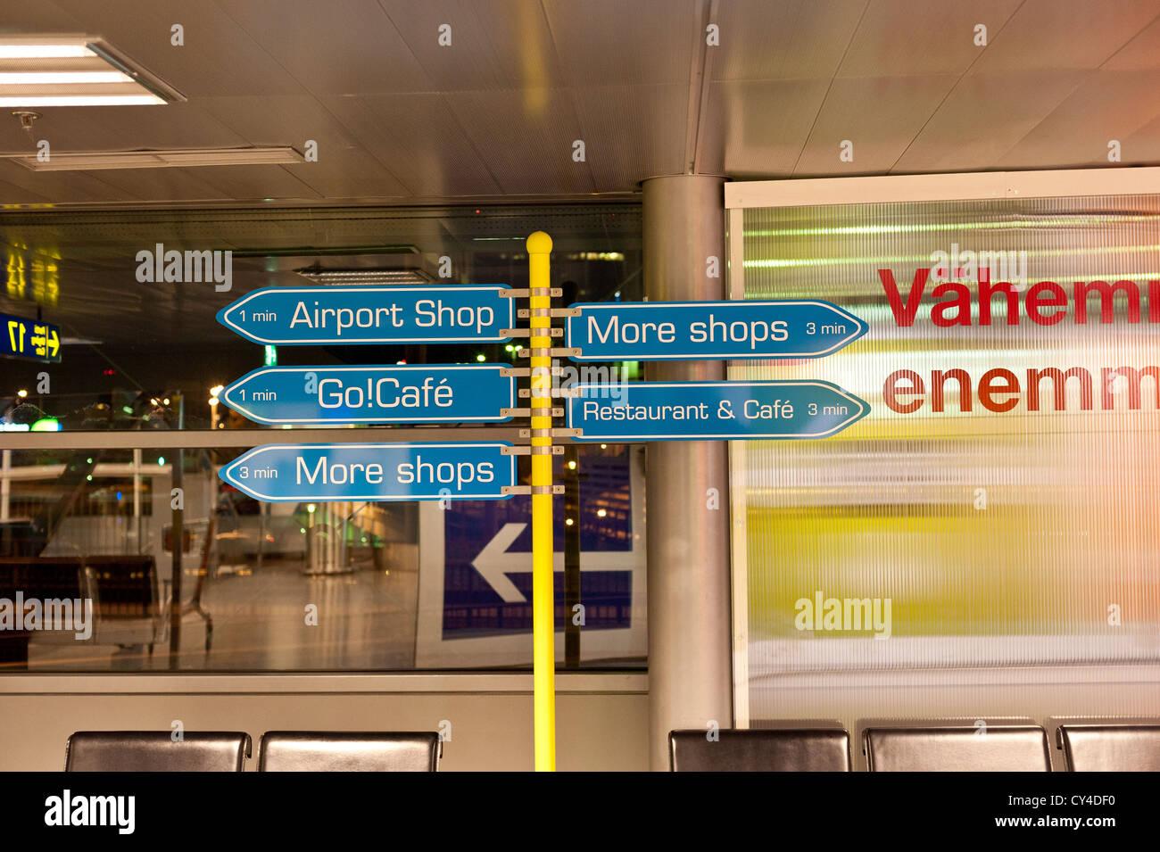 Zeichen in einem Flughafen Regie Passagiere zu Geschäften, Cafés und restaurants Stockfoto