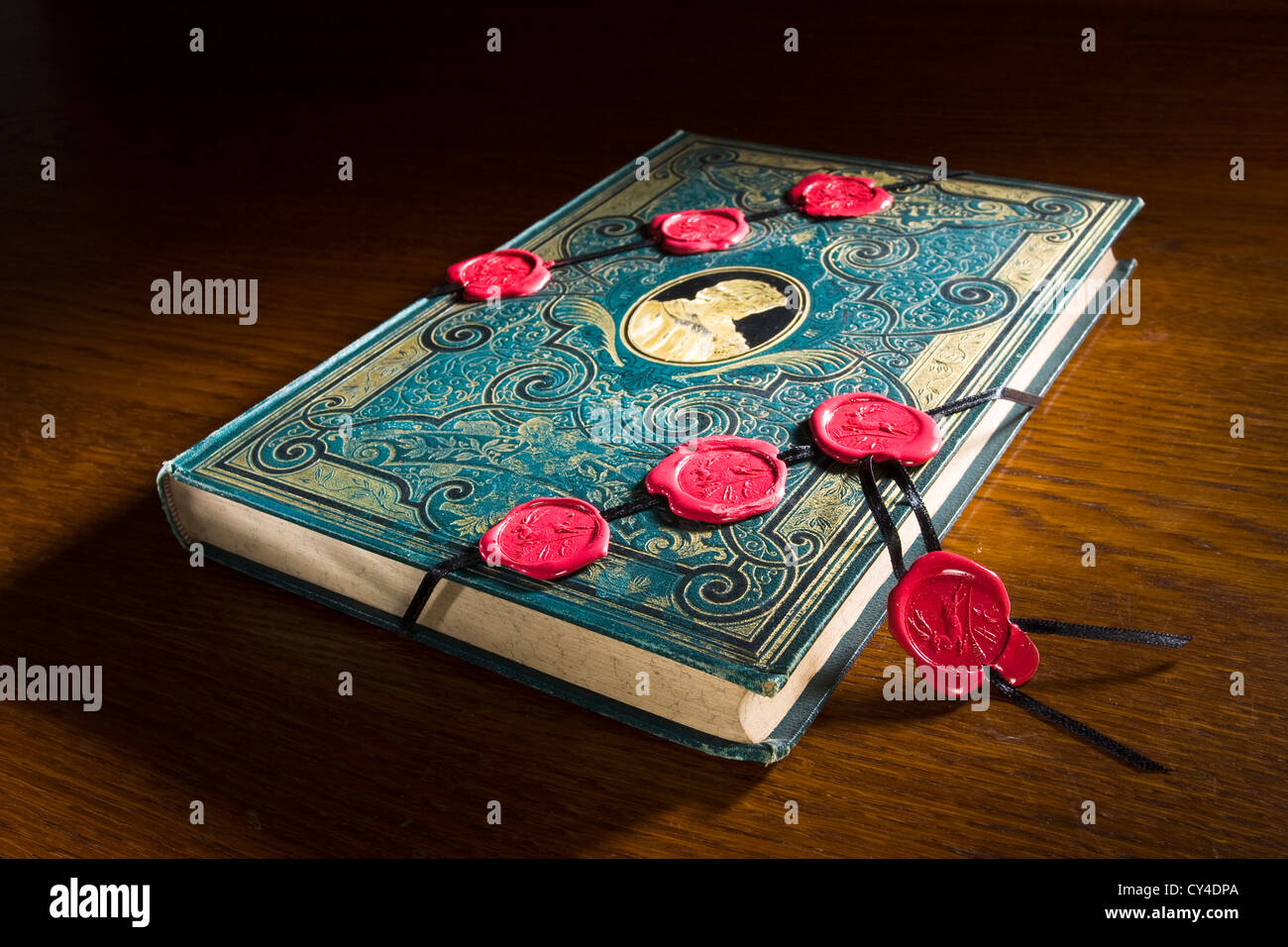 Altes Buch mit sieben Siegeln auf dem Tisch liegt, es ist reich an Wissen, sondern es ist Inhalt ist geheim, kann nicht geöffnet werden und es unverständlich Stockfoto
