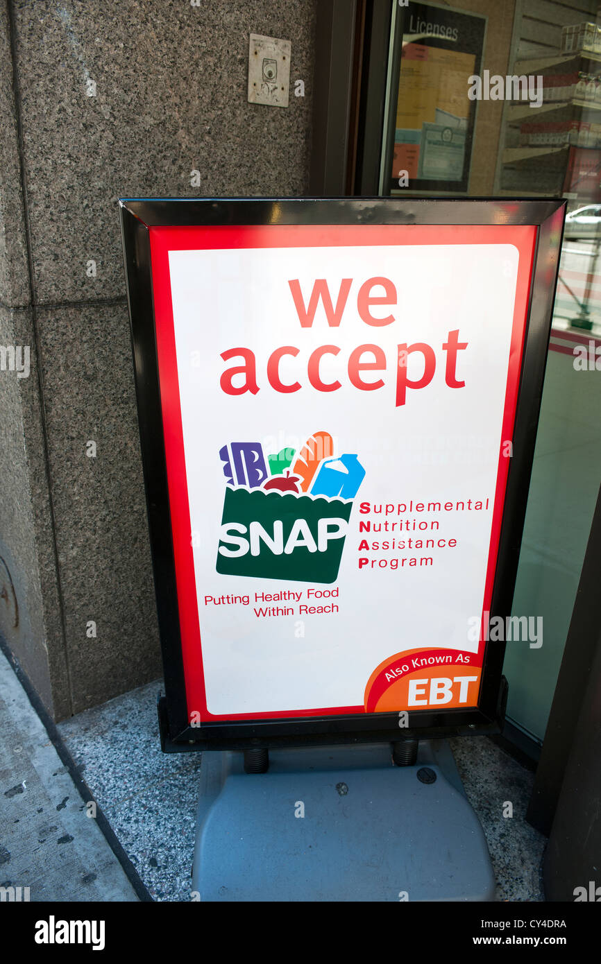 Ein Schild vor ein 7-Eleven in New York gibt bekannt, dass der Convenience-Store akzeptiert SNAP Stockfoto