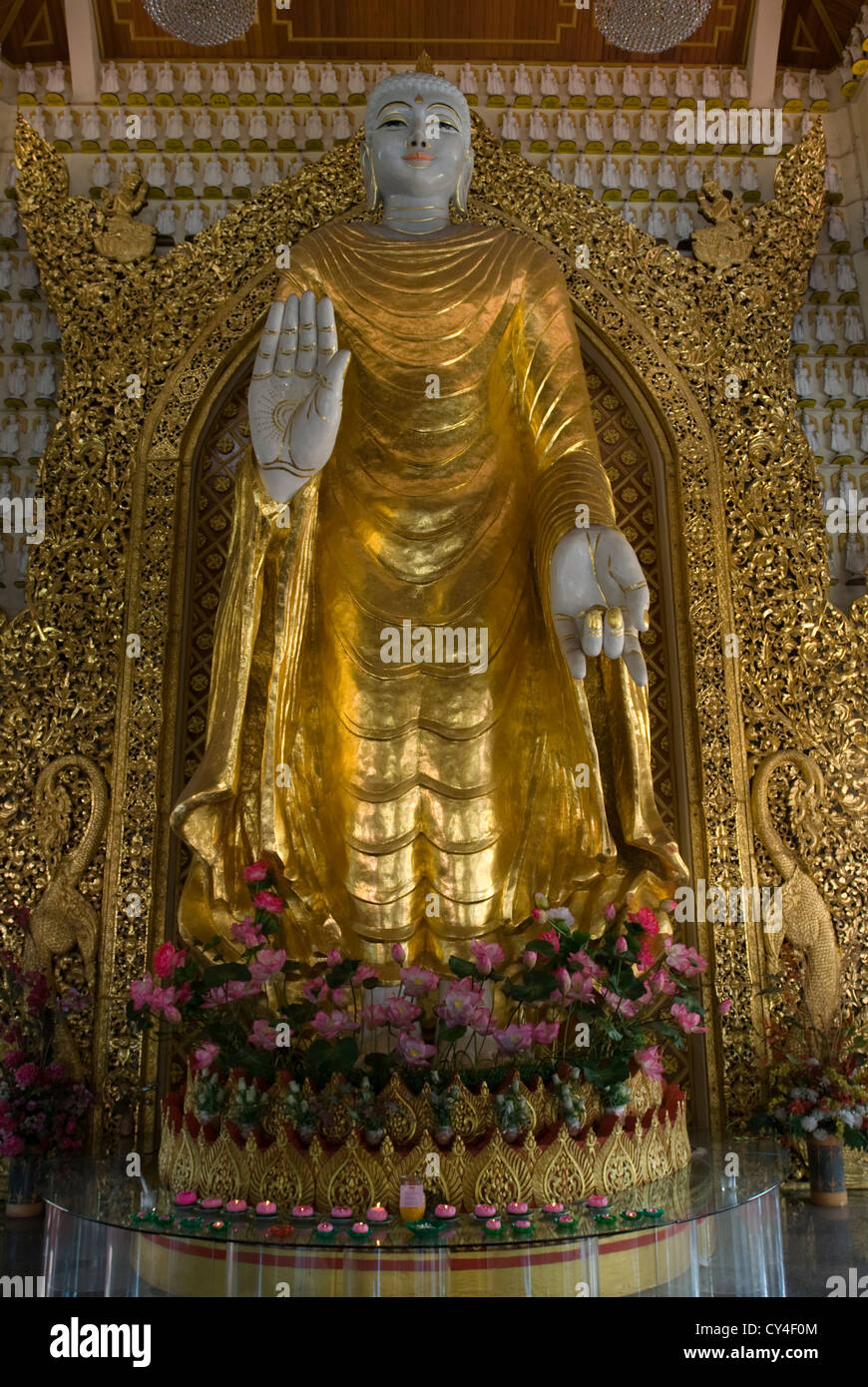 Eine große Statue von Buddha steht in einem Schrein im Dhammikarama birmanischen buddhistischen Tempel in Penang, Malaysia. Stockfoto