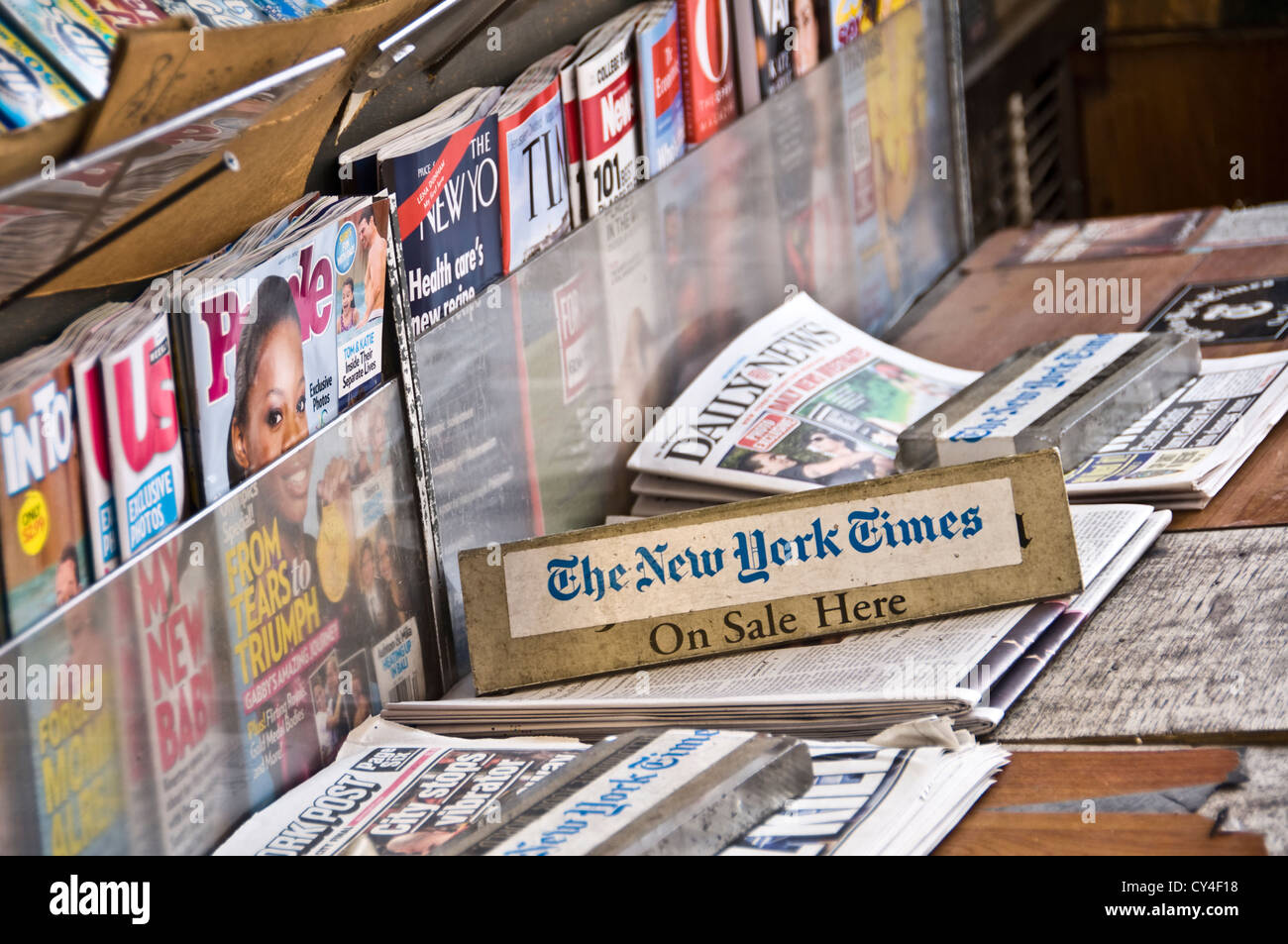 Zeitungskiosk in Manhattan, close-up auf einem Schild "The New York Times zum Verkauf hier" - New York City, USA Stockfoto