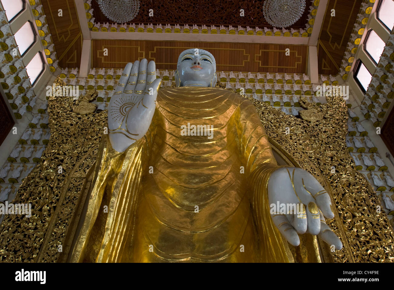 Eine große Statue von Buddha steht in einem Schrein im Dhammikarama birmanischen buddhistischen Tempel in Penang, Malaysia. Stockfoto