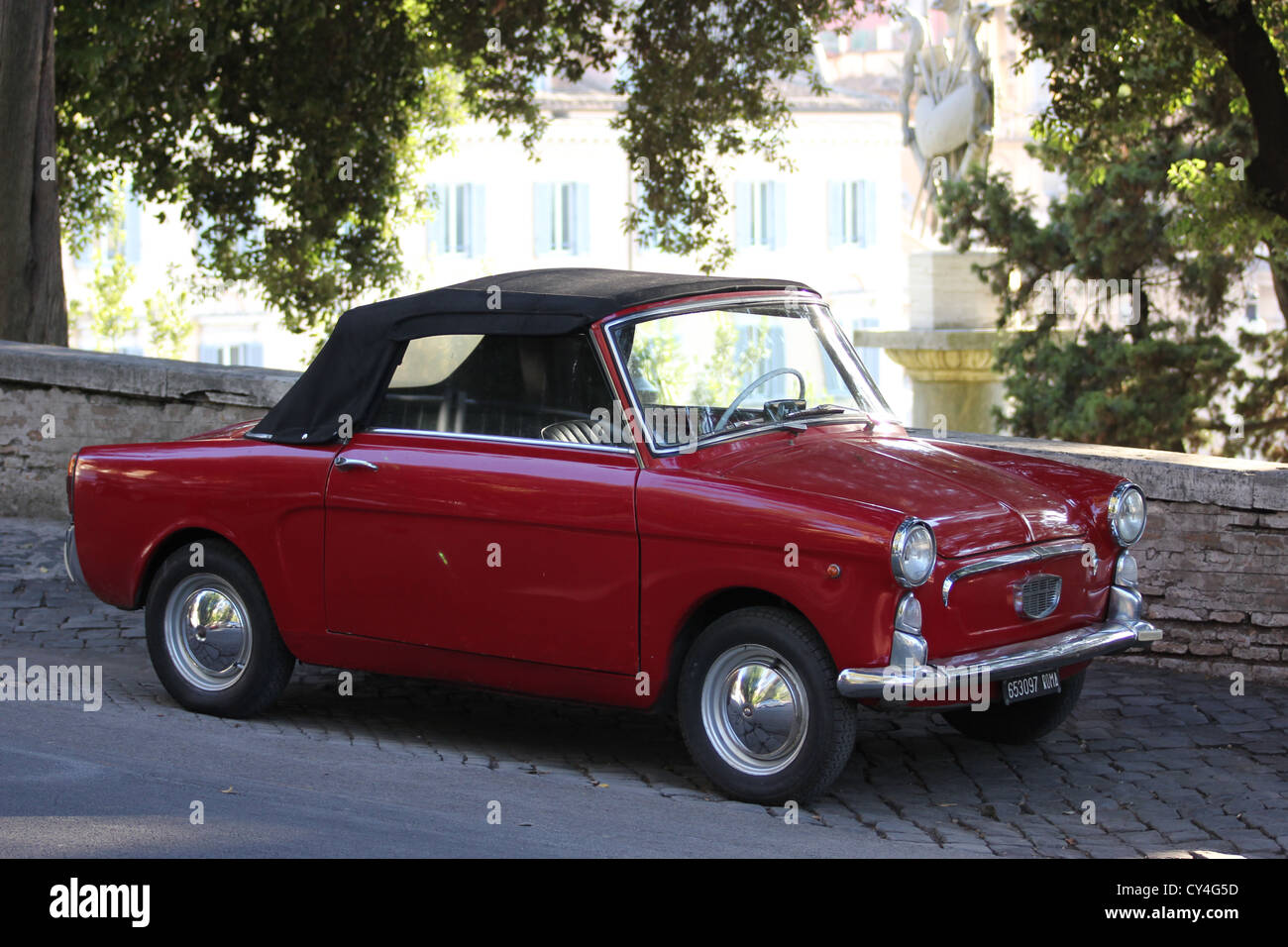 lustige romantische Cabrio Topolino rotes Auto, Fiat 600, Roma, Rom, Rom, Italien, Photoarkive Stockfoto