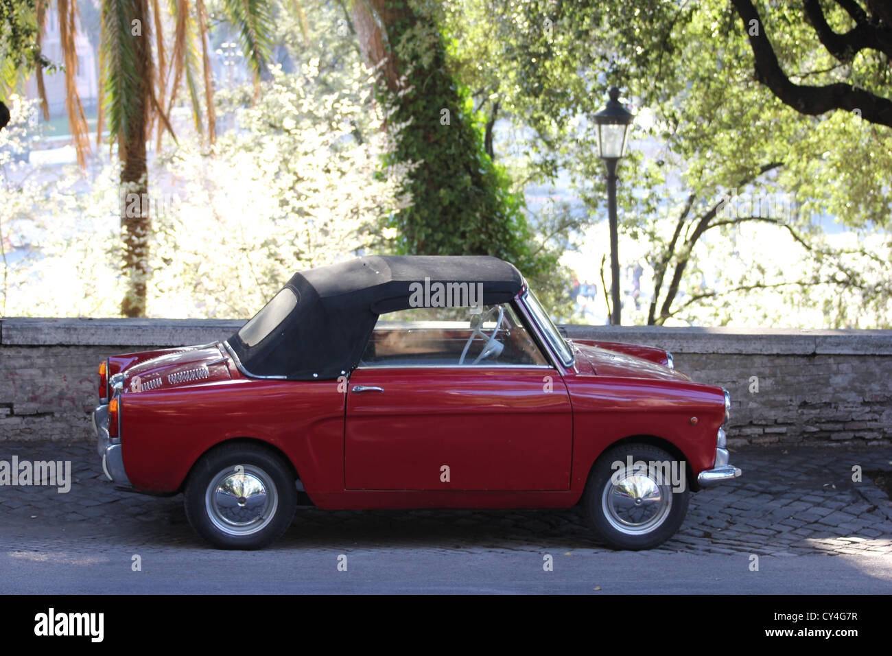 lustige romantische Cabrio Topolino rotes Auto, Fiat 600, Roma, Rom, Rom, Italien, Photoarkive Stockfoto