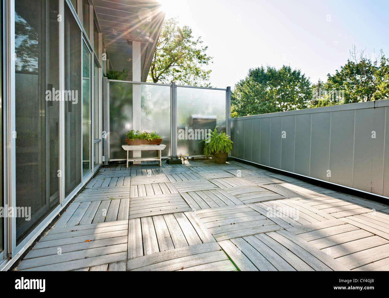 Balkon der moderne Eigentumswohnung mit Pflanzen an sonnigen Tag Stockfoto