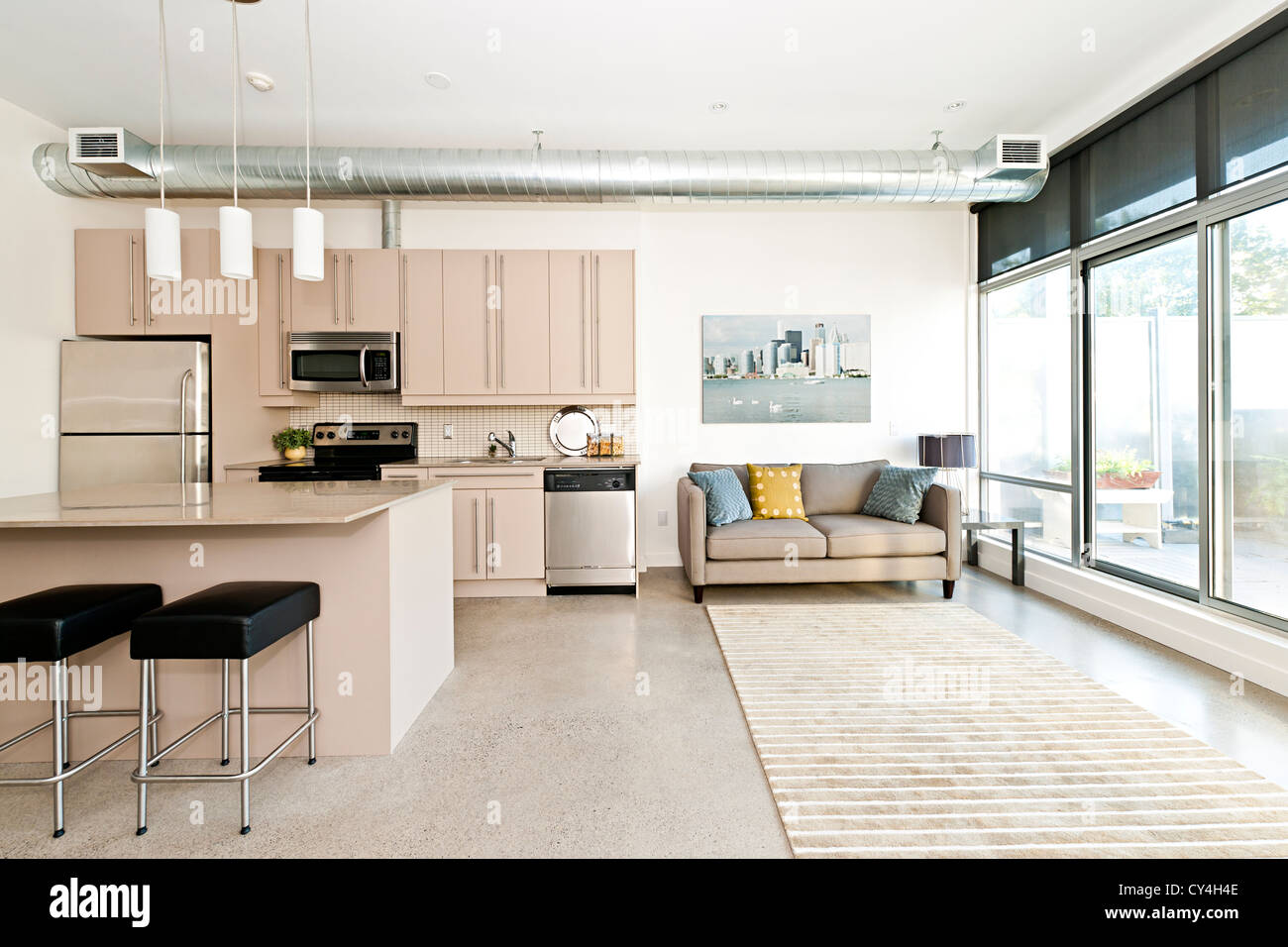 Küche und Wohnzimmer der Loft-Wohnung - Kunstwerk aus Fotograf portfolio Stockfoto