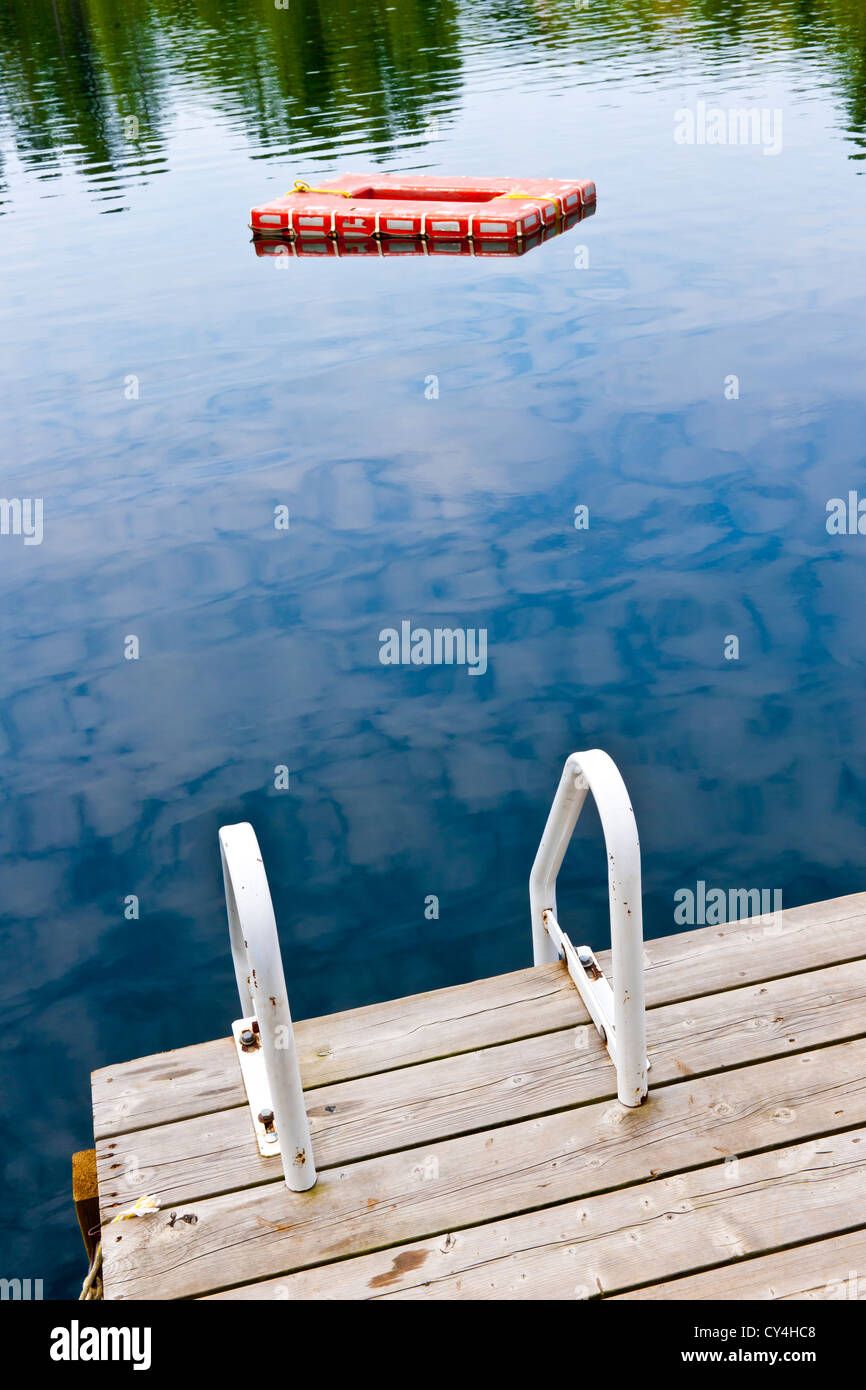 Dock und Leiter auf Sommer See mit Sprungturm in Ontario Kanada Stockfoto