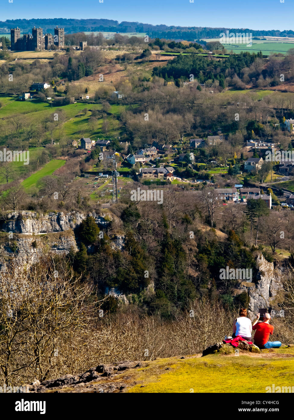 Paar genießt die Aussicht über die River Derwent-Schlucht in Richtung hohe Tor und Riber Castle Matlock Bath Derbyshire Peak District UK Stockfoto