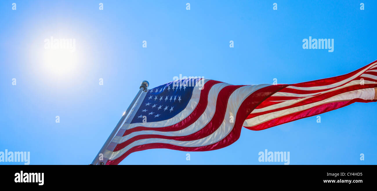 USA, New Jersey, Jersey City, USA-Flagge gegen blauen Himmel Stockfoto