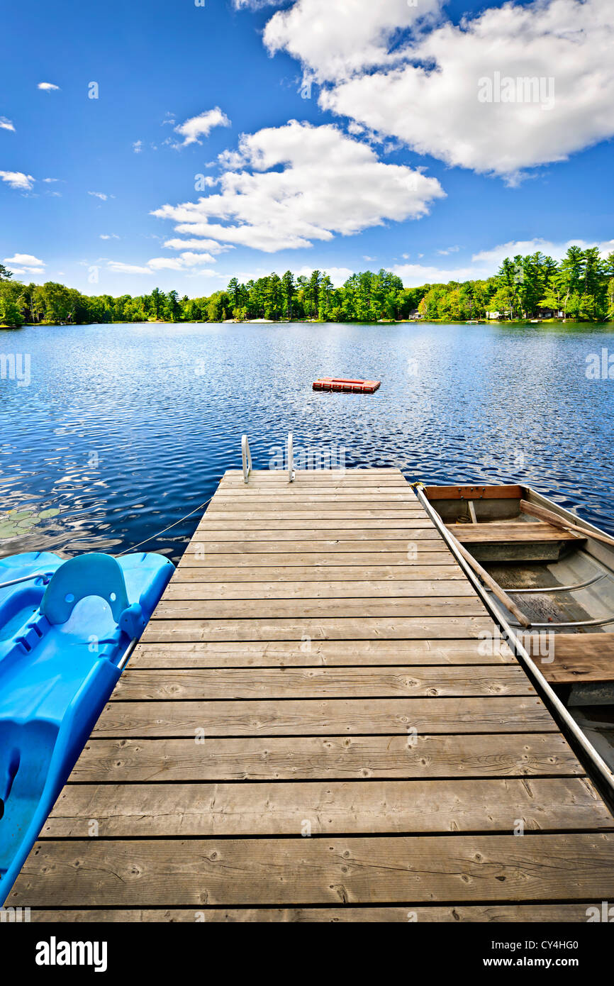 Hölzerne Steg am schönen Sommer Lake in Ontario Kanada Stockfoto