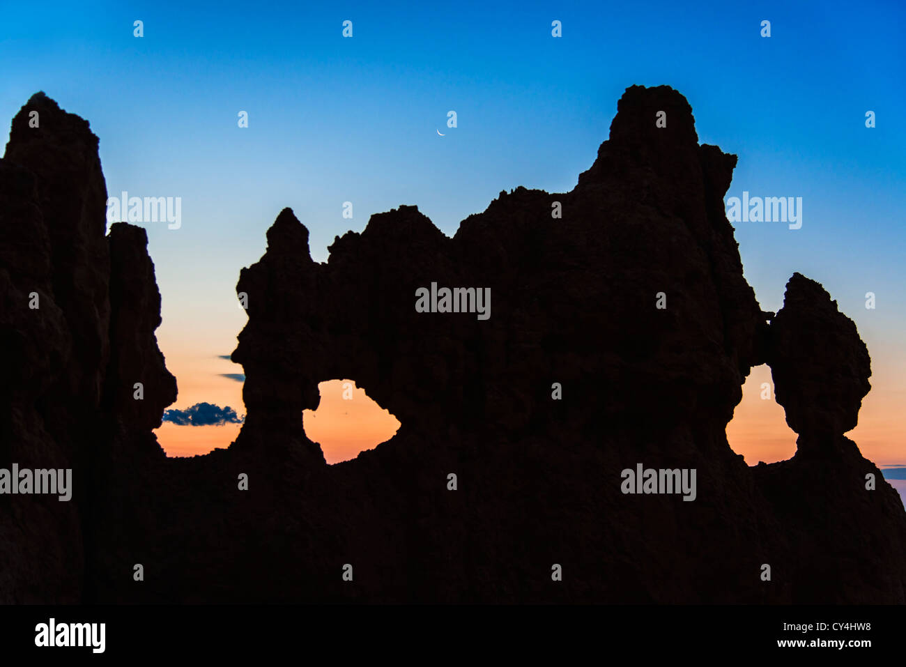 USA, Utah, Bryce Canyon, Silhouette des Felsens in der Abenddämmerung Stockfoto