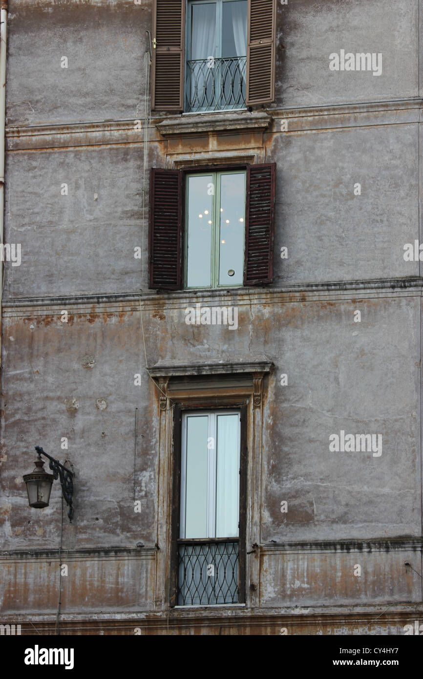 schöne elegante historische Fenster und Wände der Gebäude in Romes Zentrum, Rom, Geschichte, Reisen, Italien, Photoarkive Stockfoto