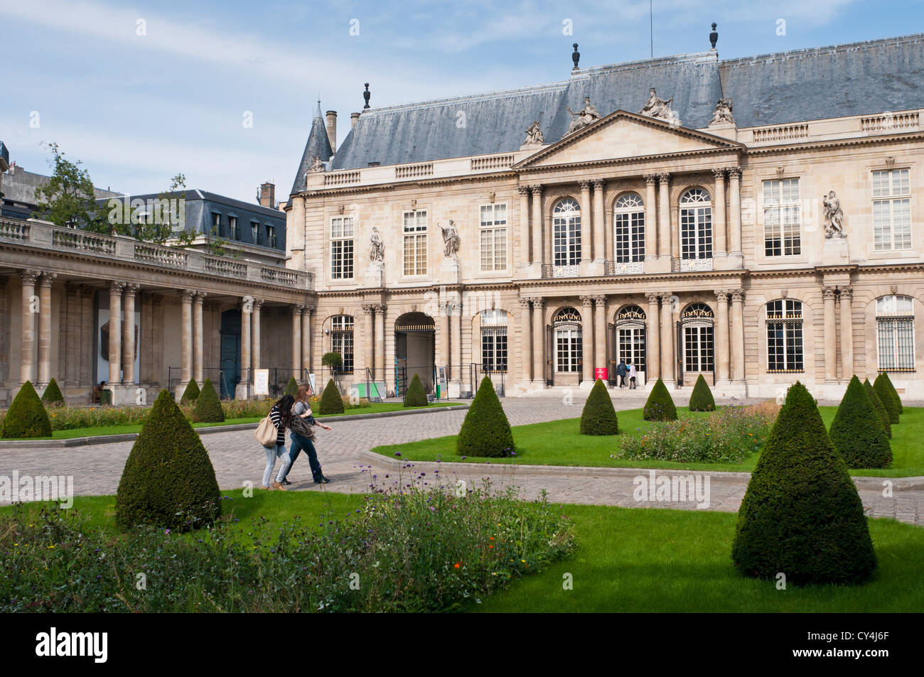 Der Hôtel de Béthune-Sully im Herzen des Marais, eines der schönsten Louis XIII-Gebäude in Paris Stockfoto