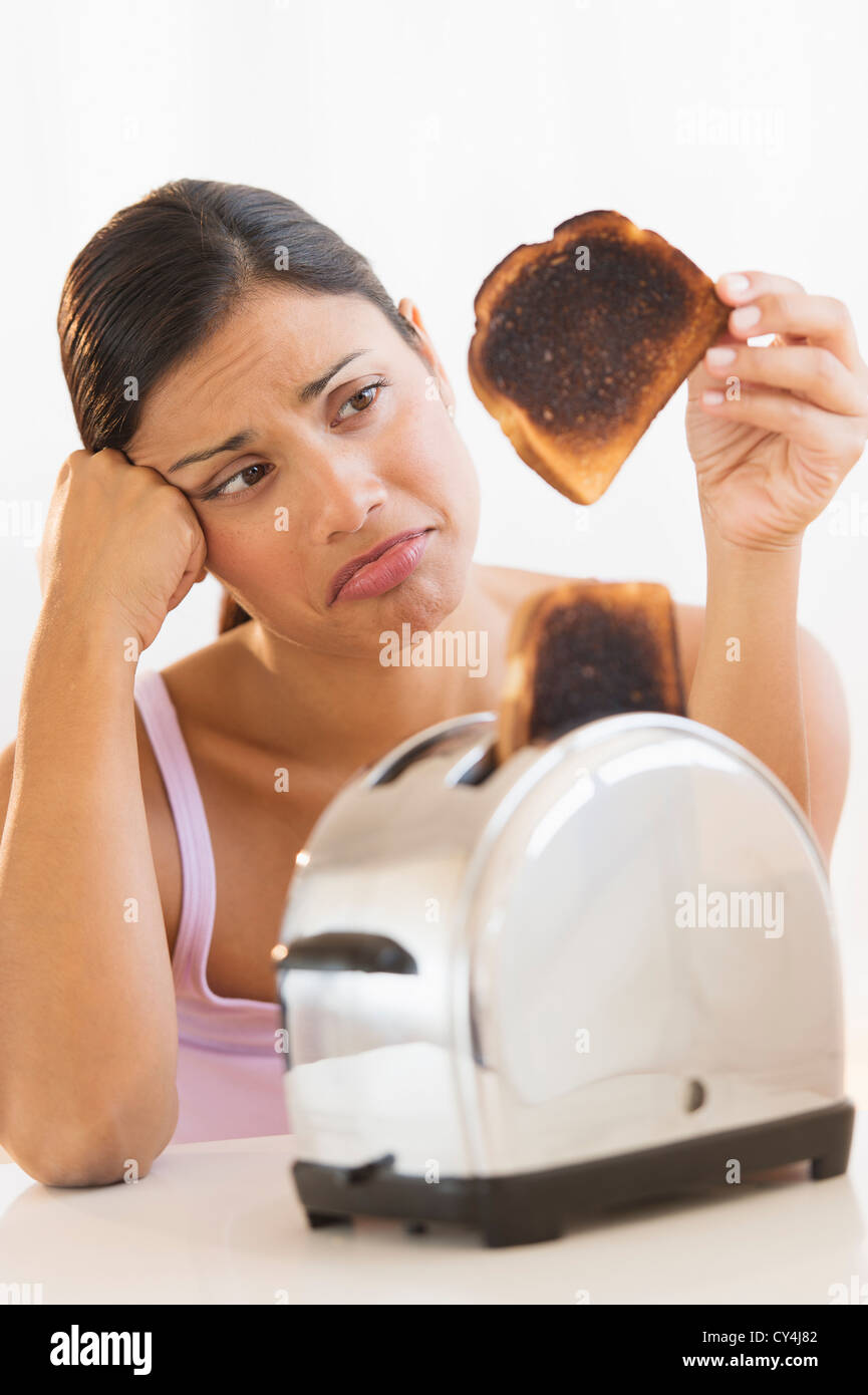 Studioaufnahme Frau mit verbranntem toast Stockfoto