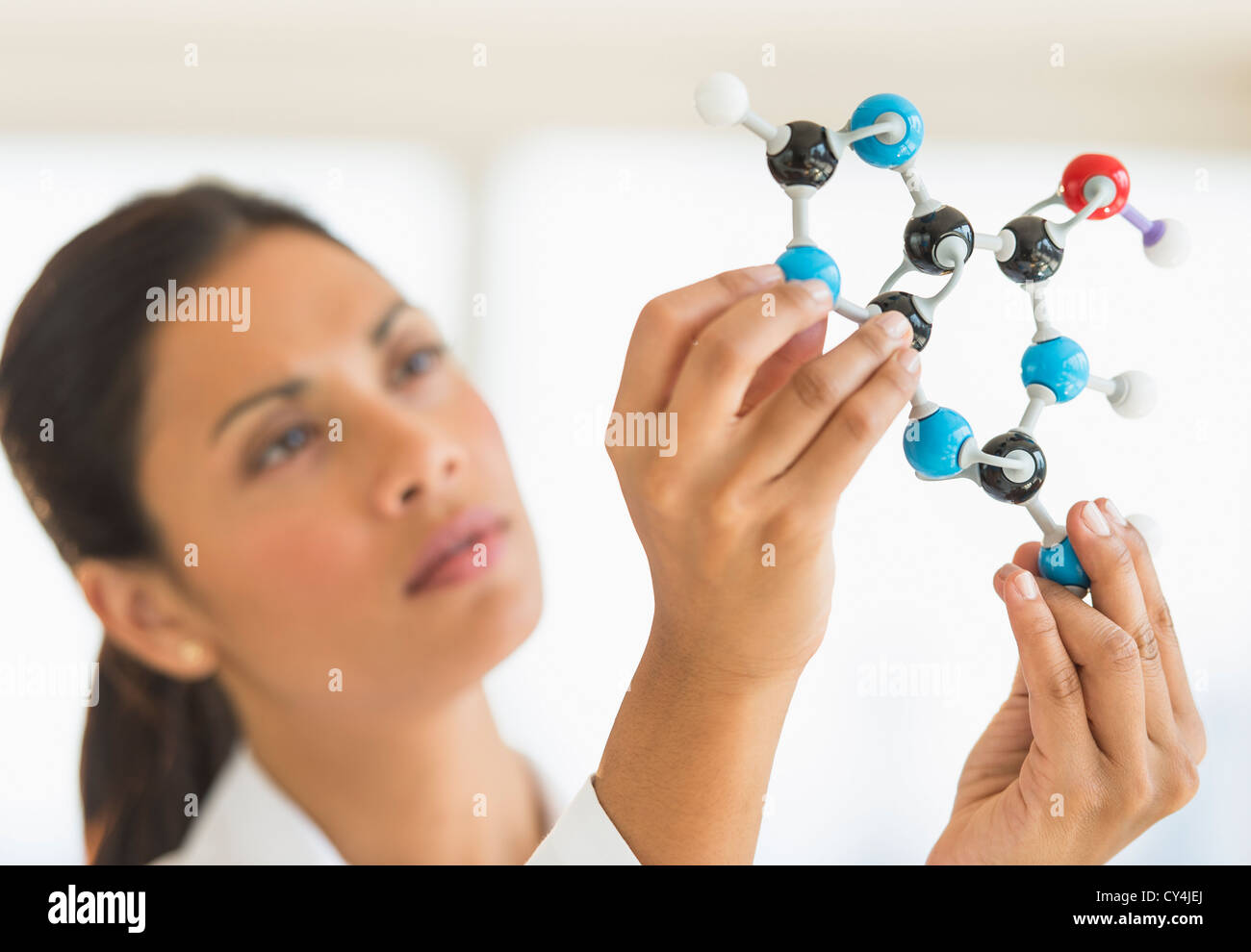 USA, New Jersey, Jersey City, Wissenschaftlerin, Molekül-Modell Stockfoto