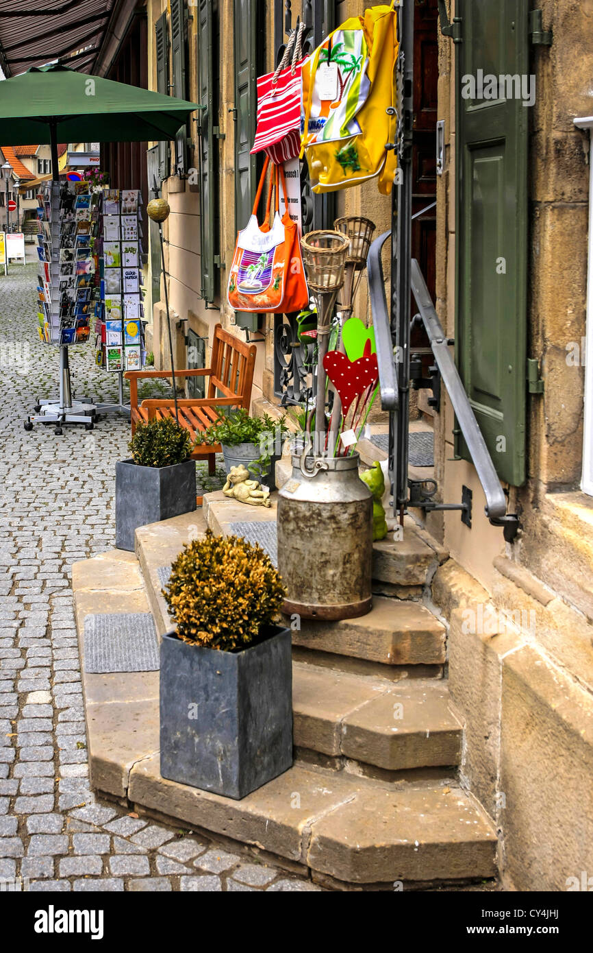 Dinge zum Verkauf Oustide ein Geschäft in Nürtingen Deutschland Stockfoto