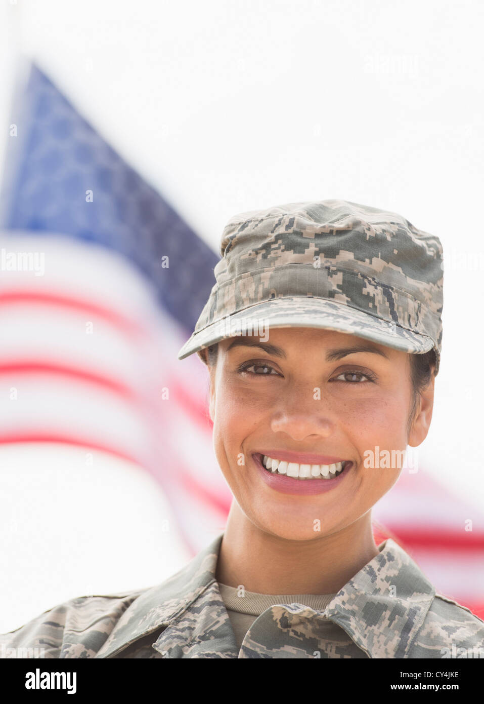 USA, New Jersey, Jersey City, Porträt von weiblicher Soldat, amerikanische Flagge im Hintergrund Stockfoto