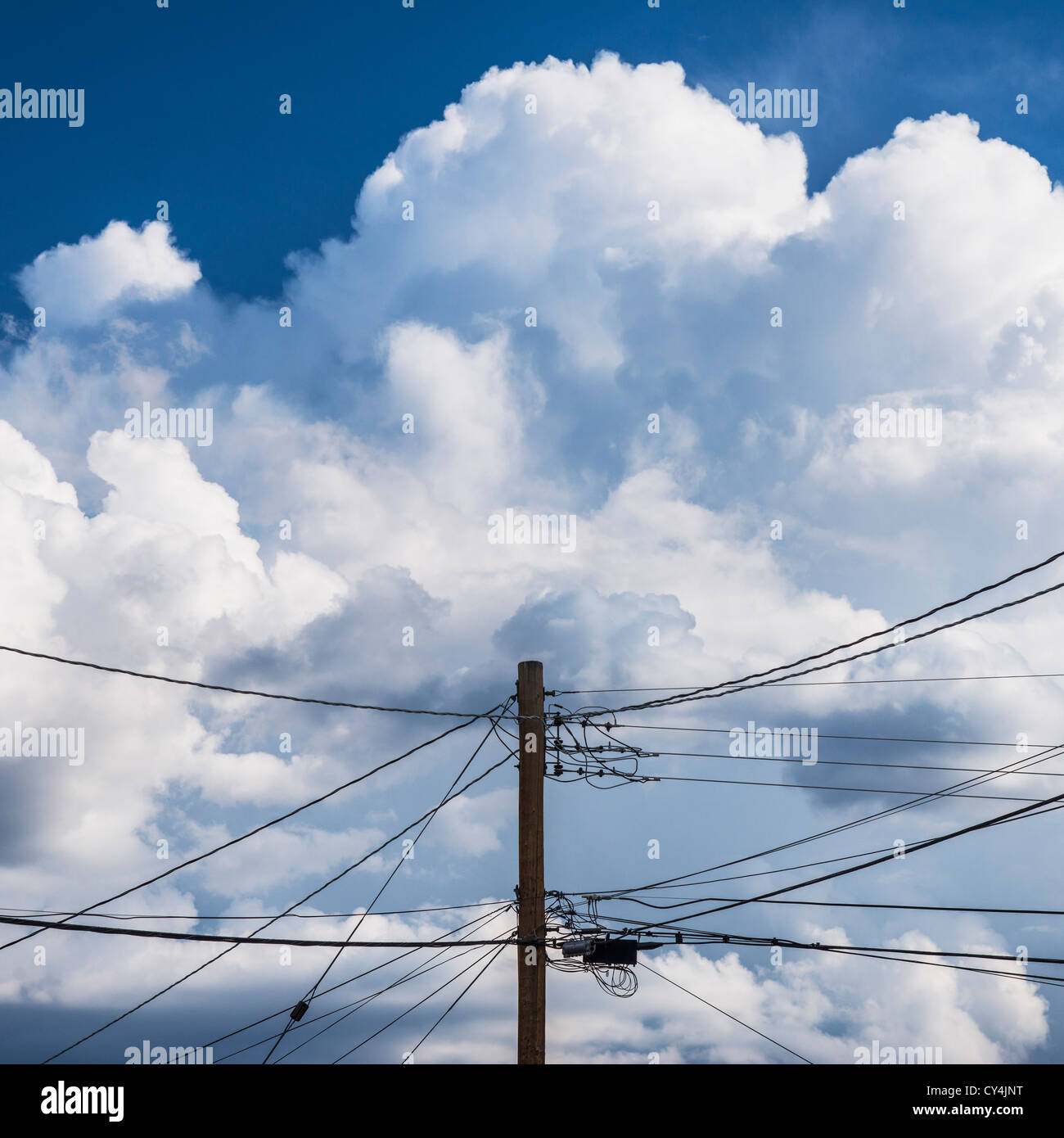 USA, Utah, Stromleitungen gegen bewölktem Himmel Stockfoto