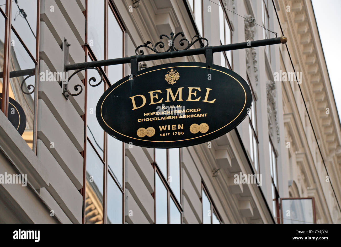 Zeichen über dem Eingang zum Hofzuckerbäckerei Demel (oder Der Demel), die  weltberühmten chocolatier in Wien, Österreich Stockfotografie - Alamy