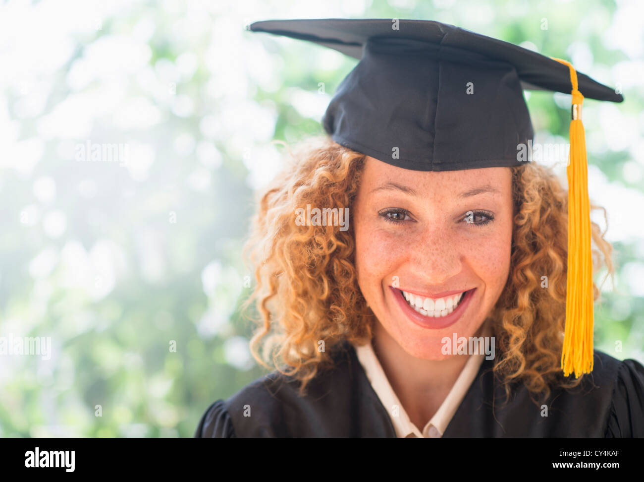 USA, New Jersey, Jersey City, Porträt der lächelnde junge Frau in Doktorhut Stockfoto