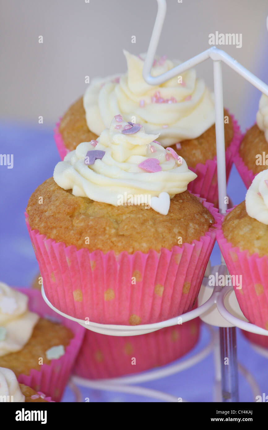 Muffins auf einem Ständer Stockfoto