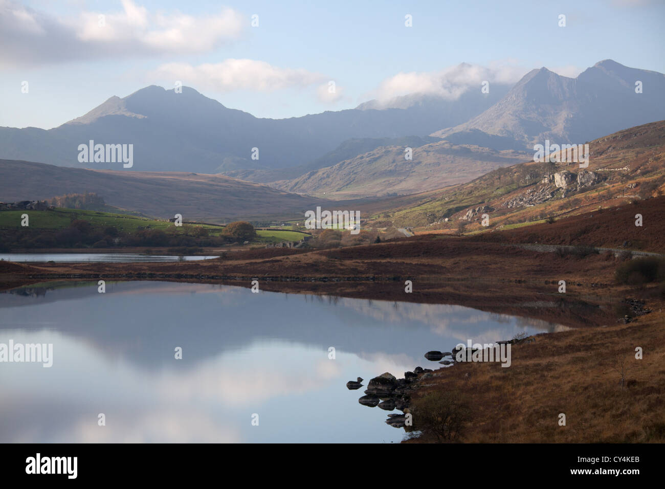 Bereich des Snowdonia, Wales. Malerische Aussicht auf den Snowdonia Nationalpark mit Llynnau Mymbyr im Vordergrund. Stockfoto