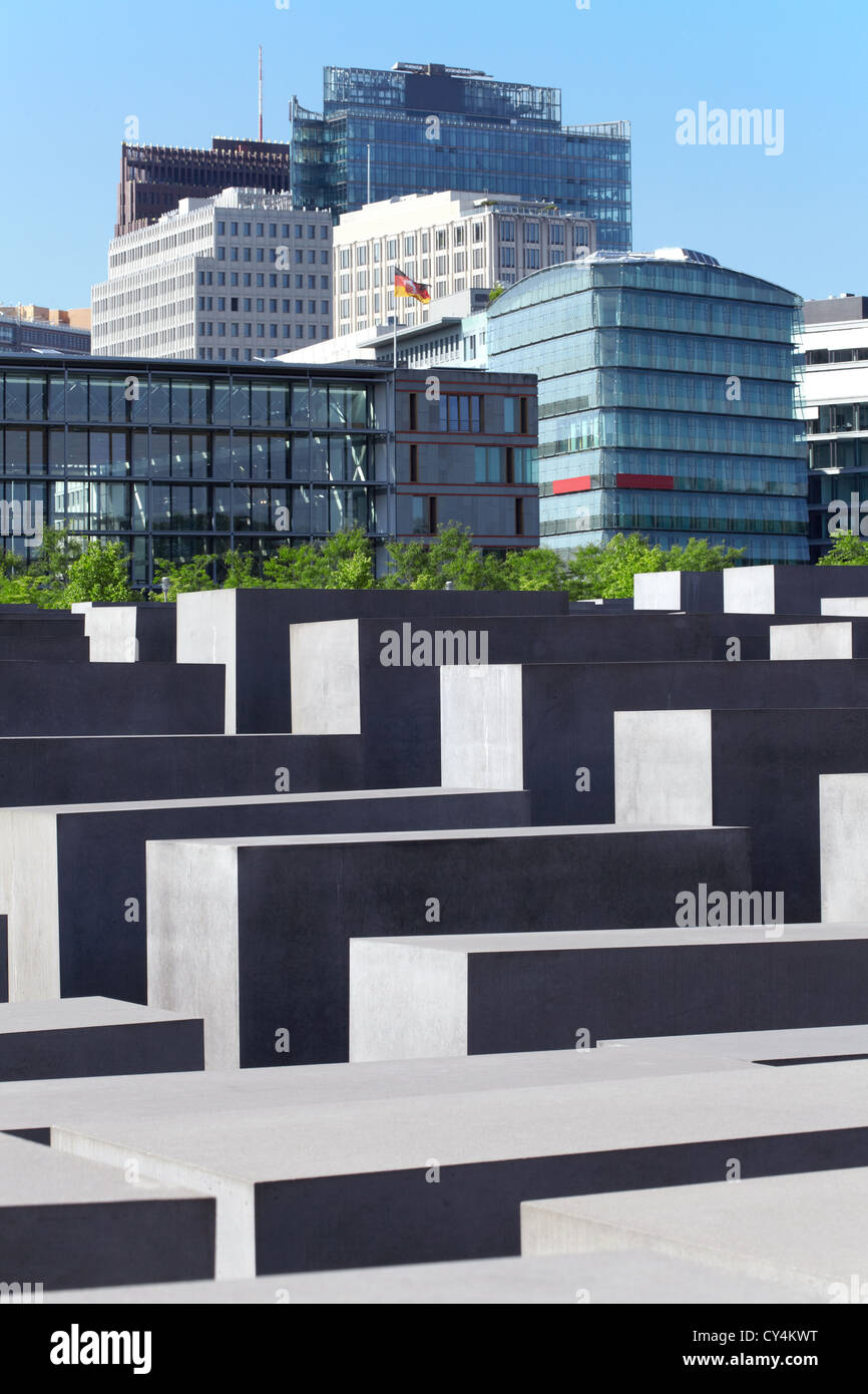Holocaust-Mahnmal in Berlin, blauer Himmel und Gebäude Stockfoto