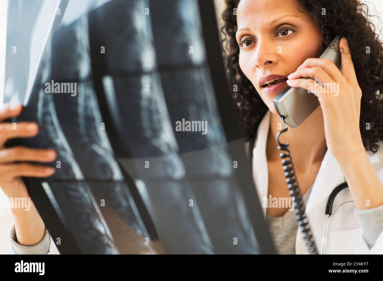 Scannen Sie weibliche Radiologe Beratung MRI, Jersey City, New Jersey, USA Stockfoto