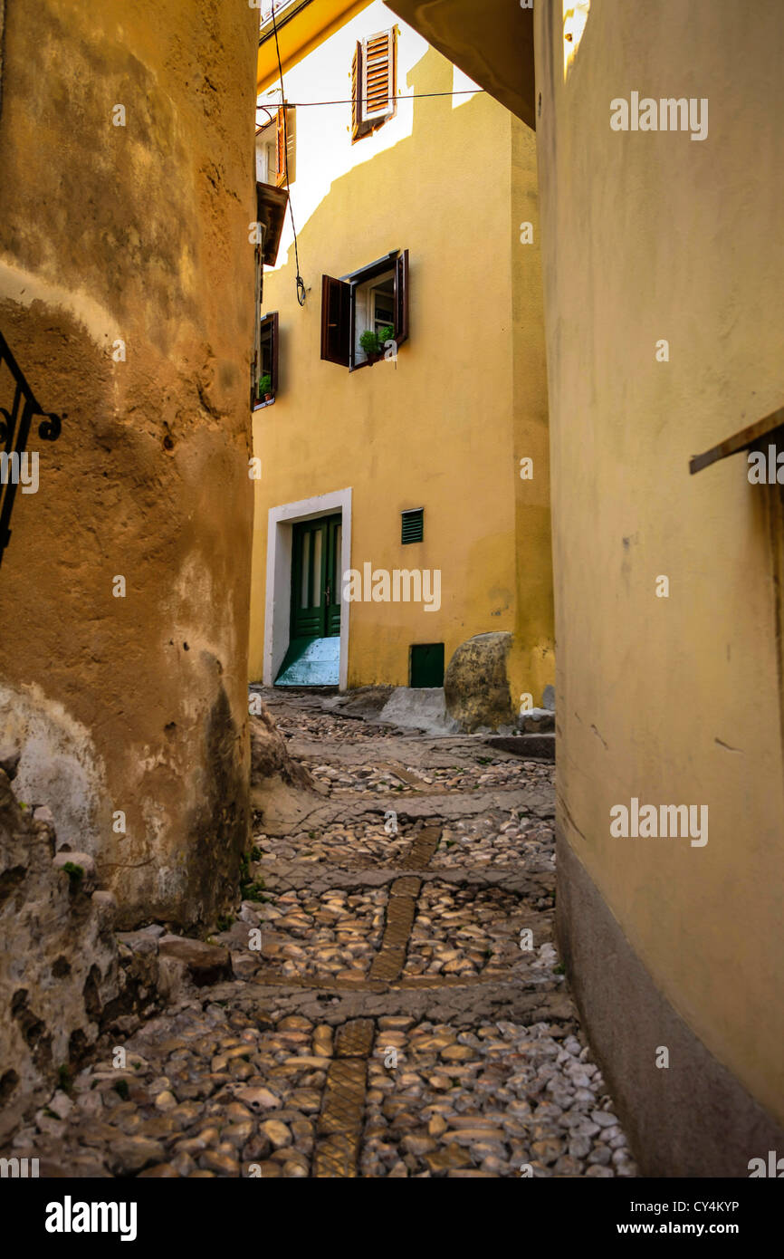 Die engen Gassen und bunten Gebäuden in dem kleinen Dorf Vrbnik auf Krk Insel Kroatien Stockfoto