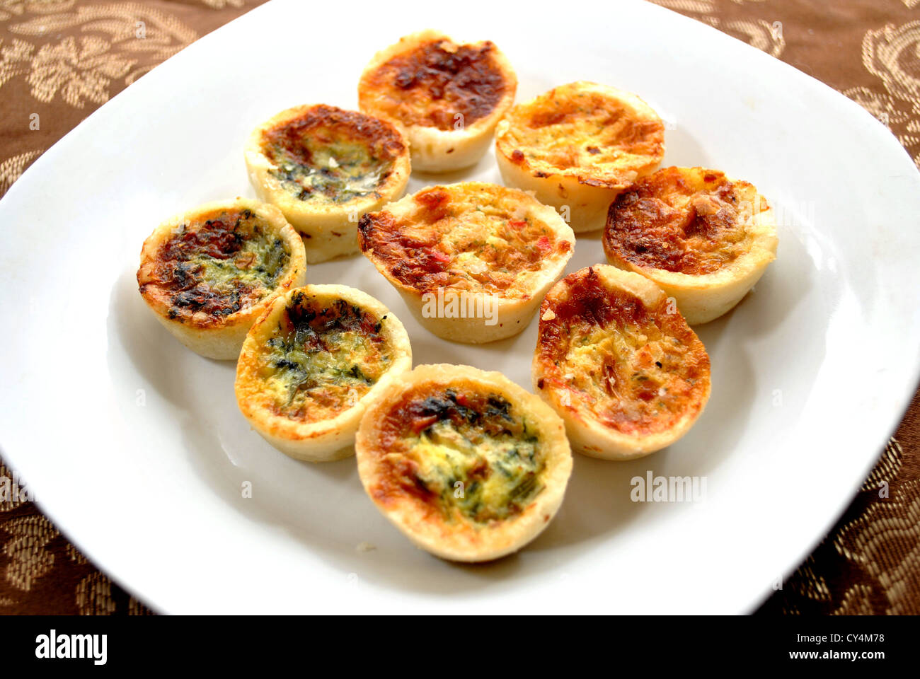 Vorspeise; Mini-Quiche - Spinat und Käse Stockfoto