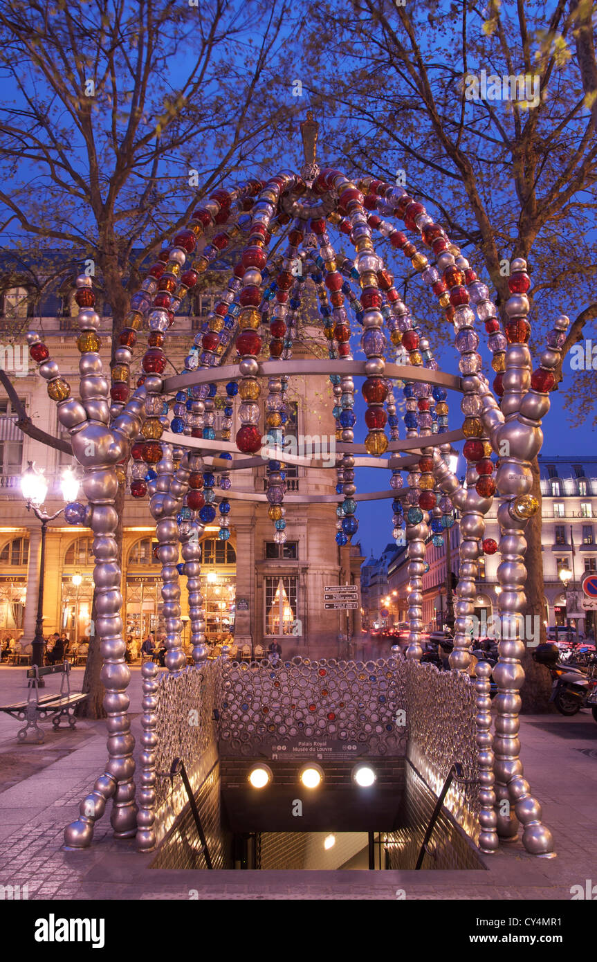 Kiosque des Noctambules (Nightwalker): ein eigenwilliger moderne Eingang zur u-Bahn Paris in Place Colette, entworfen von Jean-Michel Othoniel. Frankreich. Stockfoto