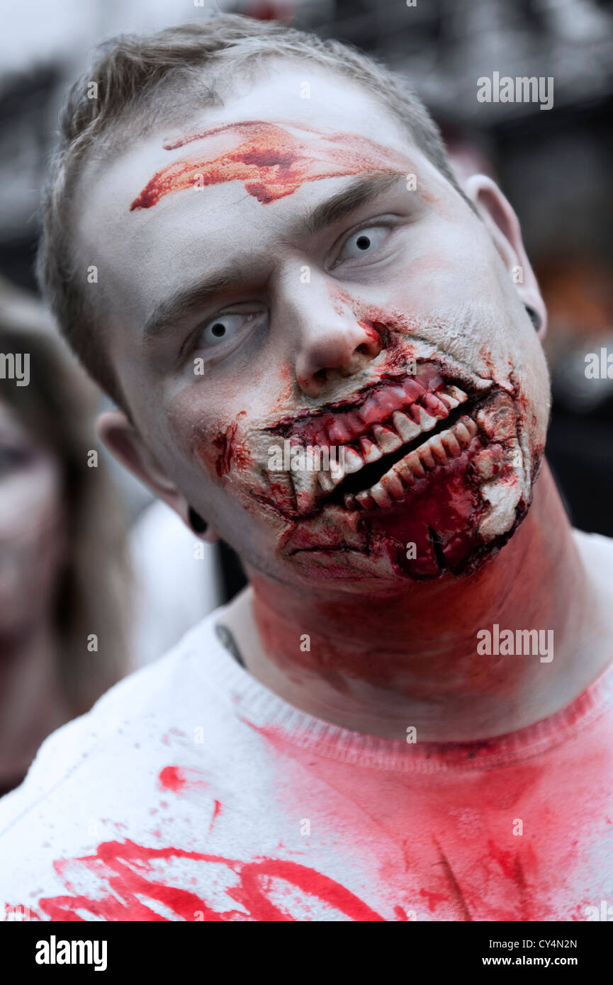 Zombie, die Teilnahme an der Brighton Zombie Parade 20. Oktober 2012 Stockfoto