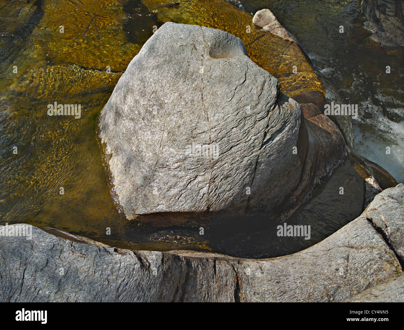 Ein Bächlein Seite fließt durch eine felsige Passage in Glen Lyon, Schottland Stockfoto