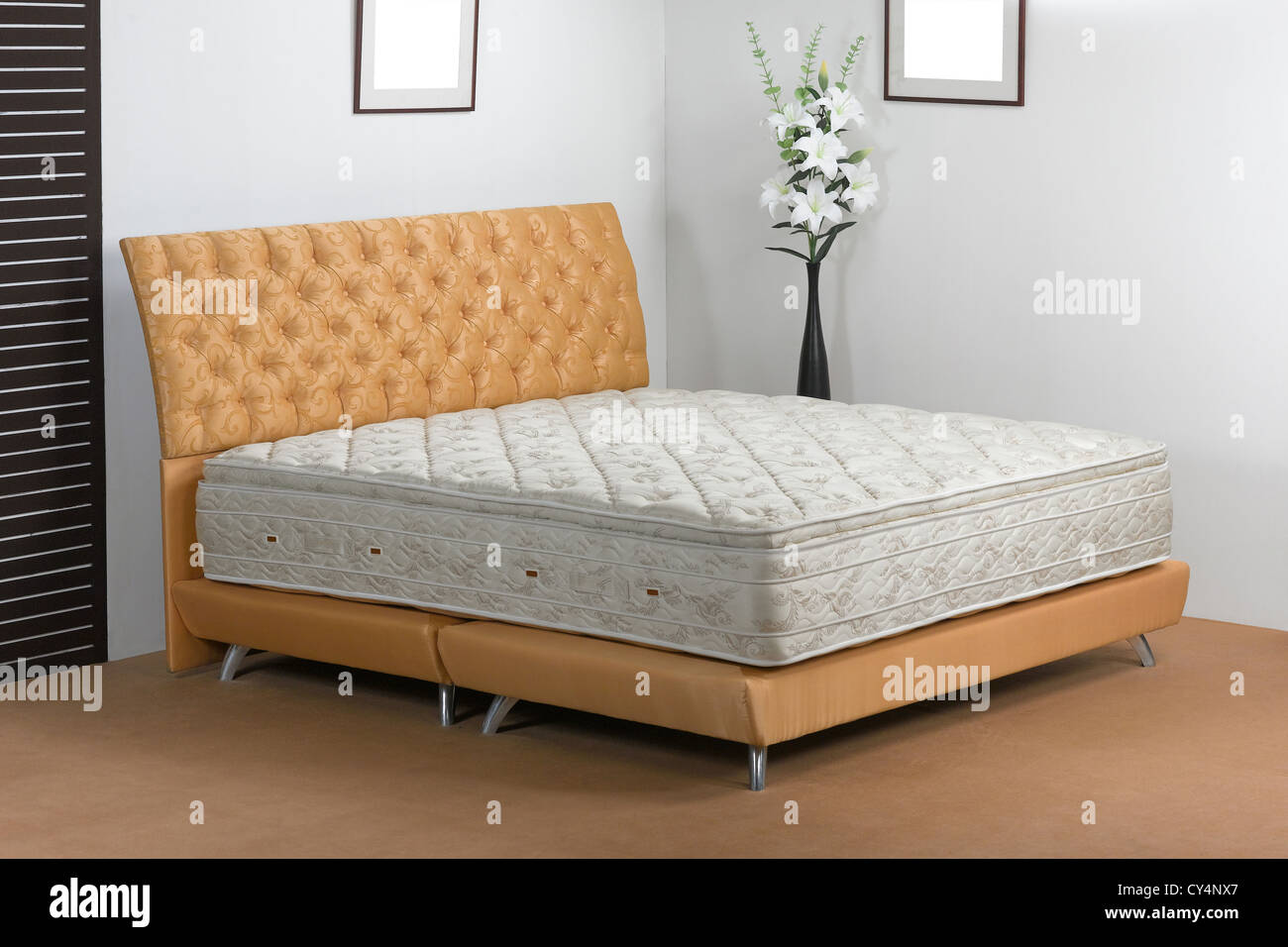 schönes Schlafzimmer Atmosphäre und die Weichheit der Matratze Frühling macht Sie einen schönen Traum Stockfoto