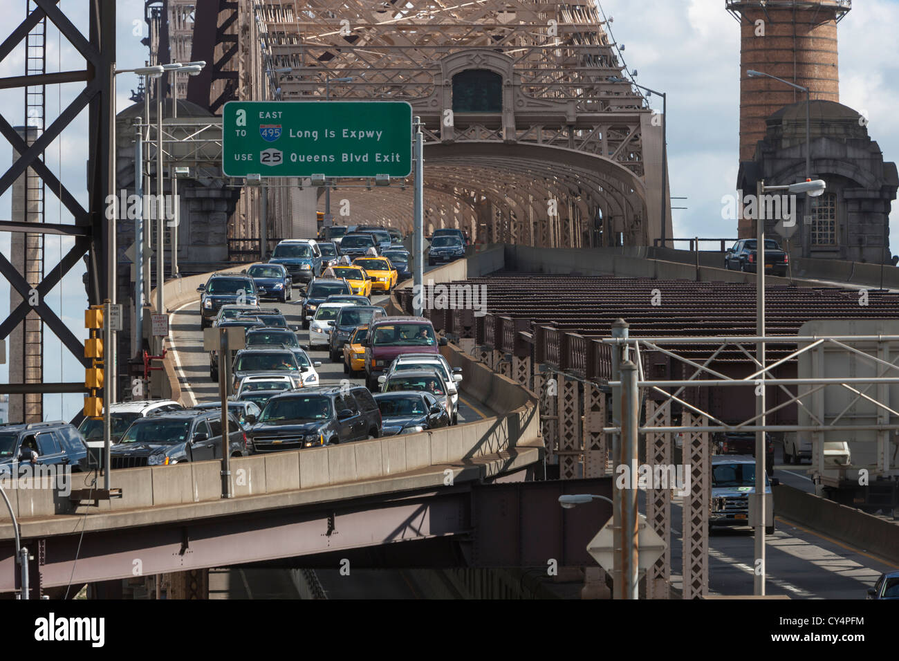 Mittags Verkehr tritt die Queensboro Bridge in New York City Manhattan aus Queens. Stockfoto