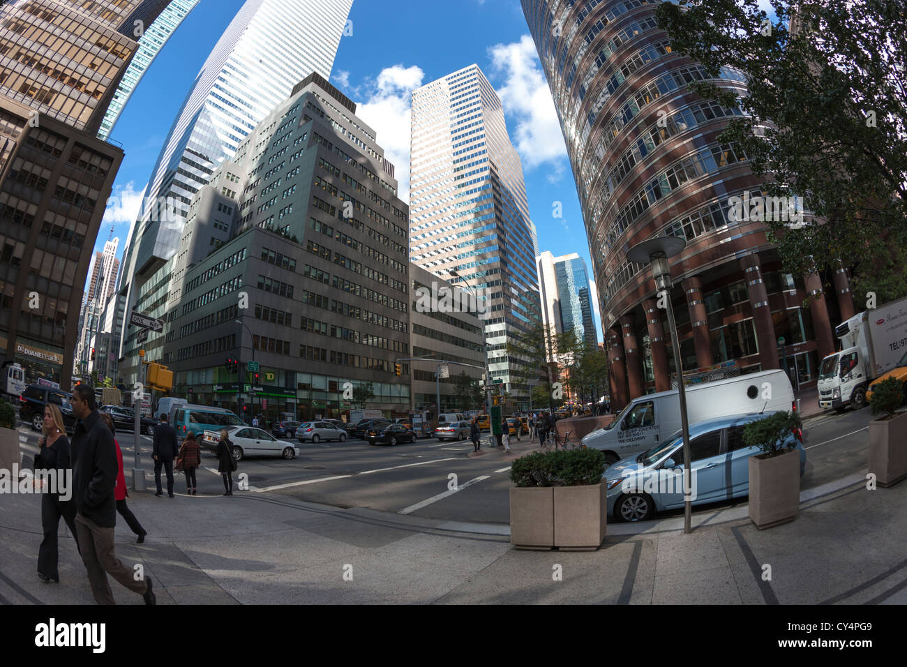 Ein Blick auf die Kreuzung der 53rd Street und Lexington Avenue, einschließlich das Lipstick Building und Citigroup Center in New York City. Stockfoto