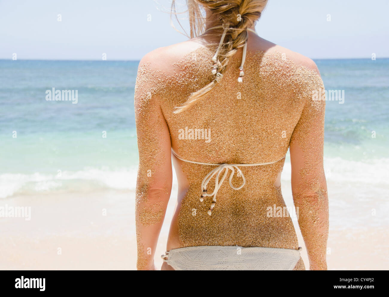 USA, Hawaii, Kauai, Princeville, Frau wieder mit Sand kleben Stockfoto