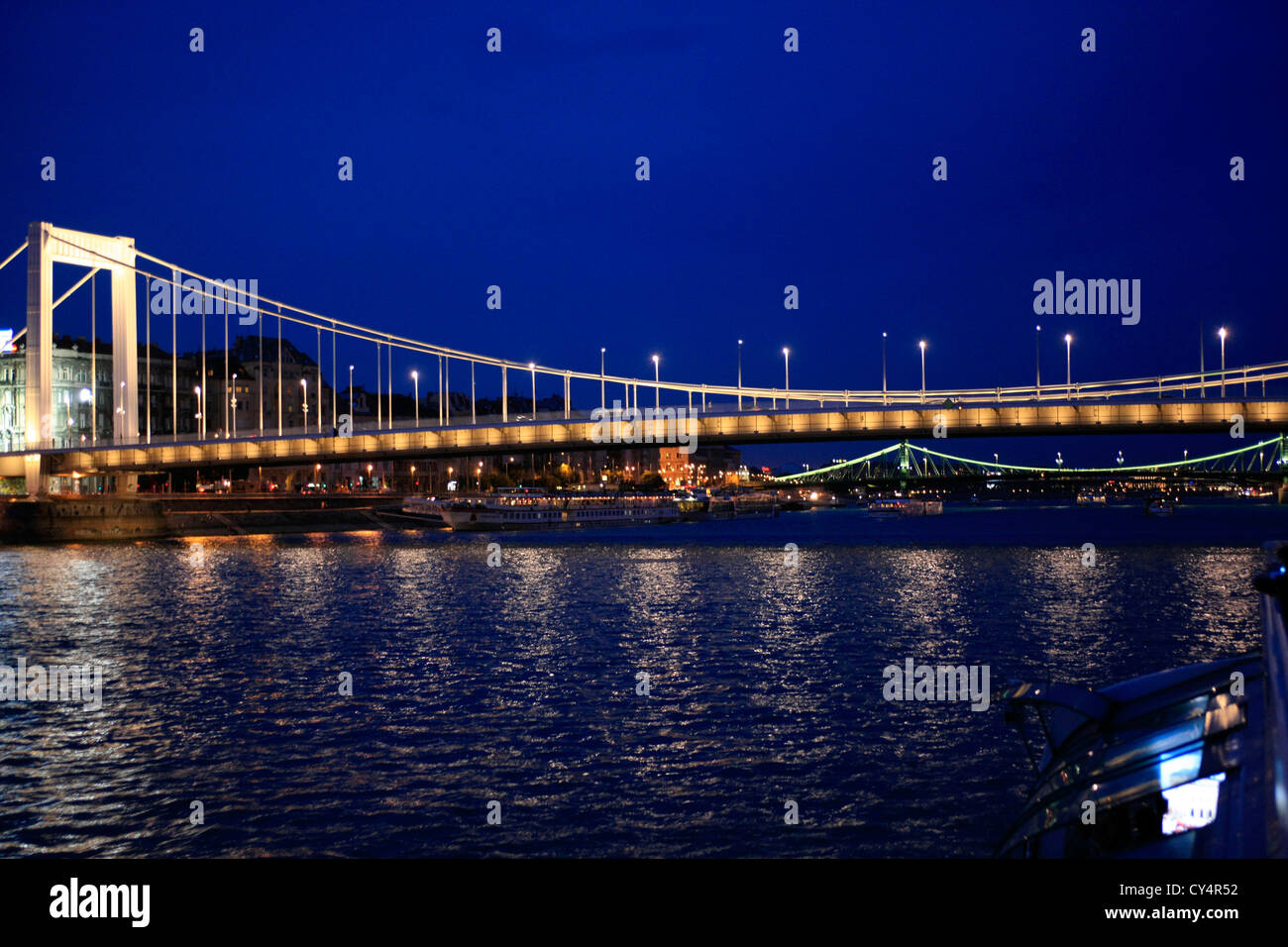 Die Erzsebet (Elizabeth) Brücke in der Nacht in Budapest Stockfoto