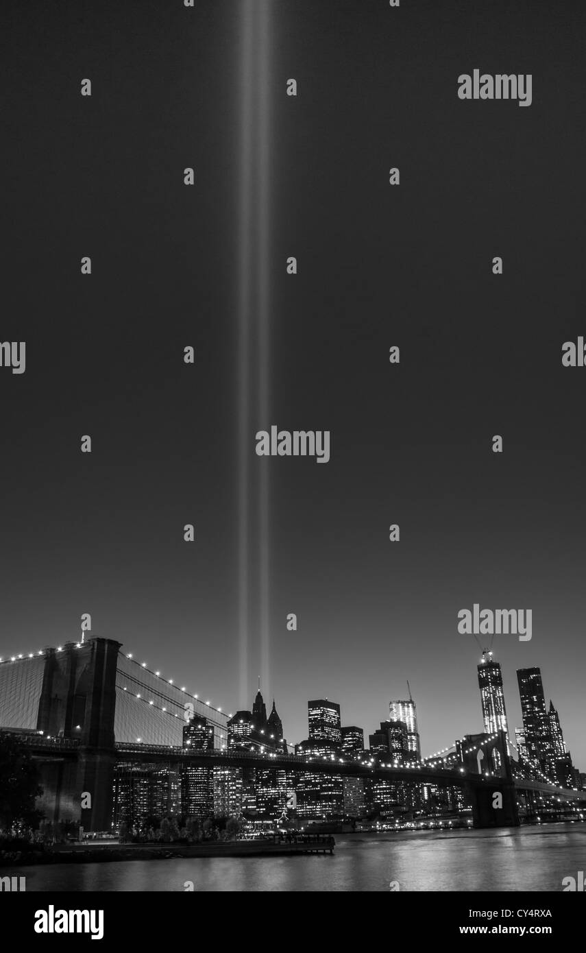 USA, New York City, Blick über den Hudson River in Richtung Manhattan mit dem 11. September Denkmal Lichter und Brooklyn Bridge Stockfoto