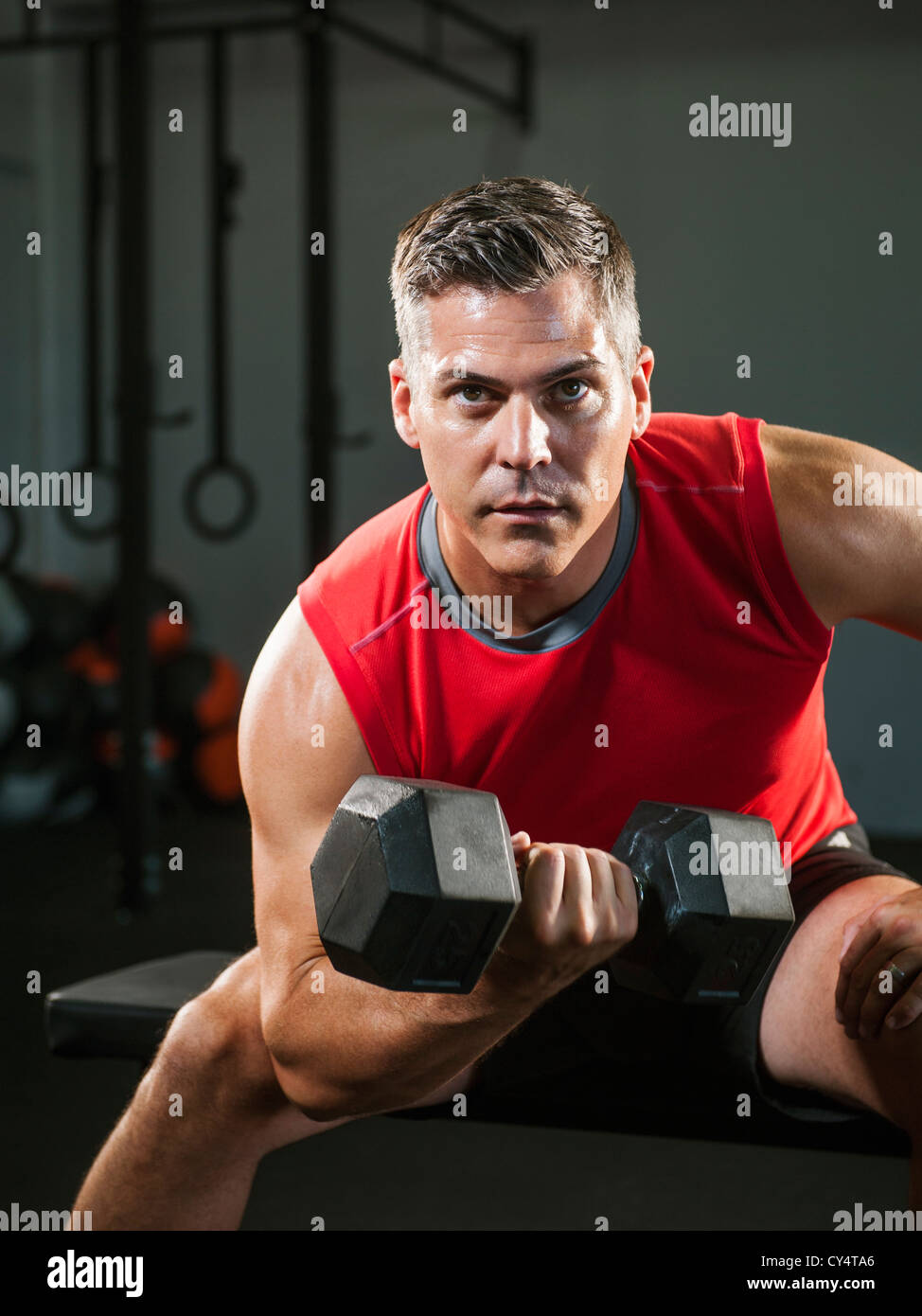 USA, California, Laguna Niguel, reifer Mann Training mit Hanteln Stockfoto