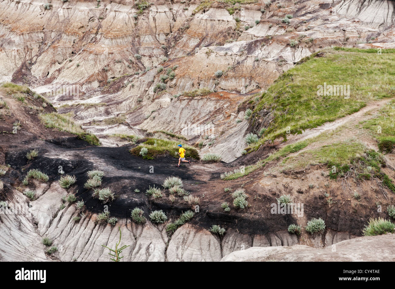 Ein Jugendlicher verläuft ein Wanderweg im Horseshoe Canyon, ein beliebtes Ausflugsziel in der Nähe der Stadt von Drumheller, Kanada Stockfoto